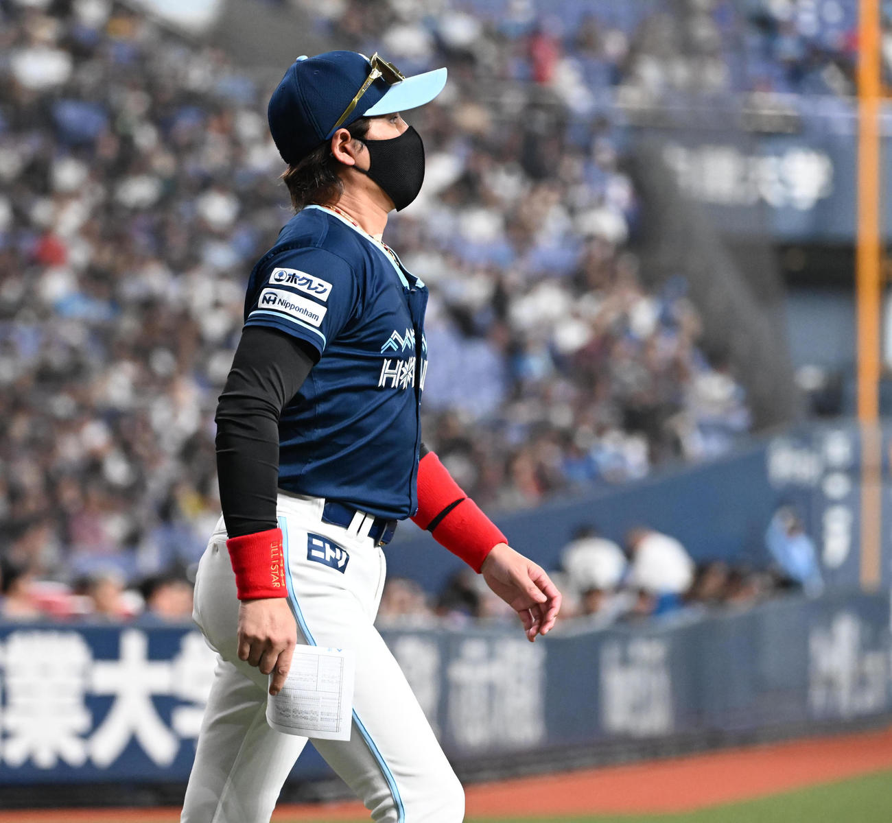 オリックス対日本ハム　メンバー交換を行う日本ハム新庄監督（撮影・和賀正仁）