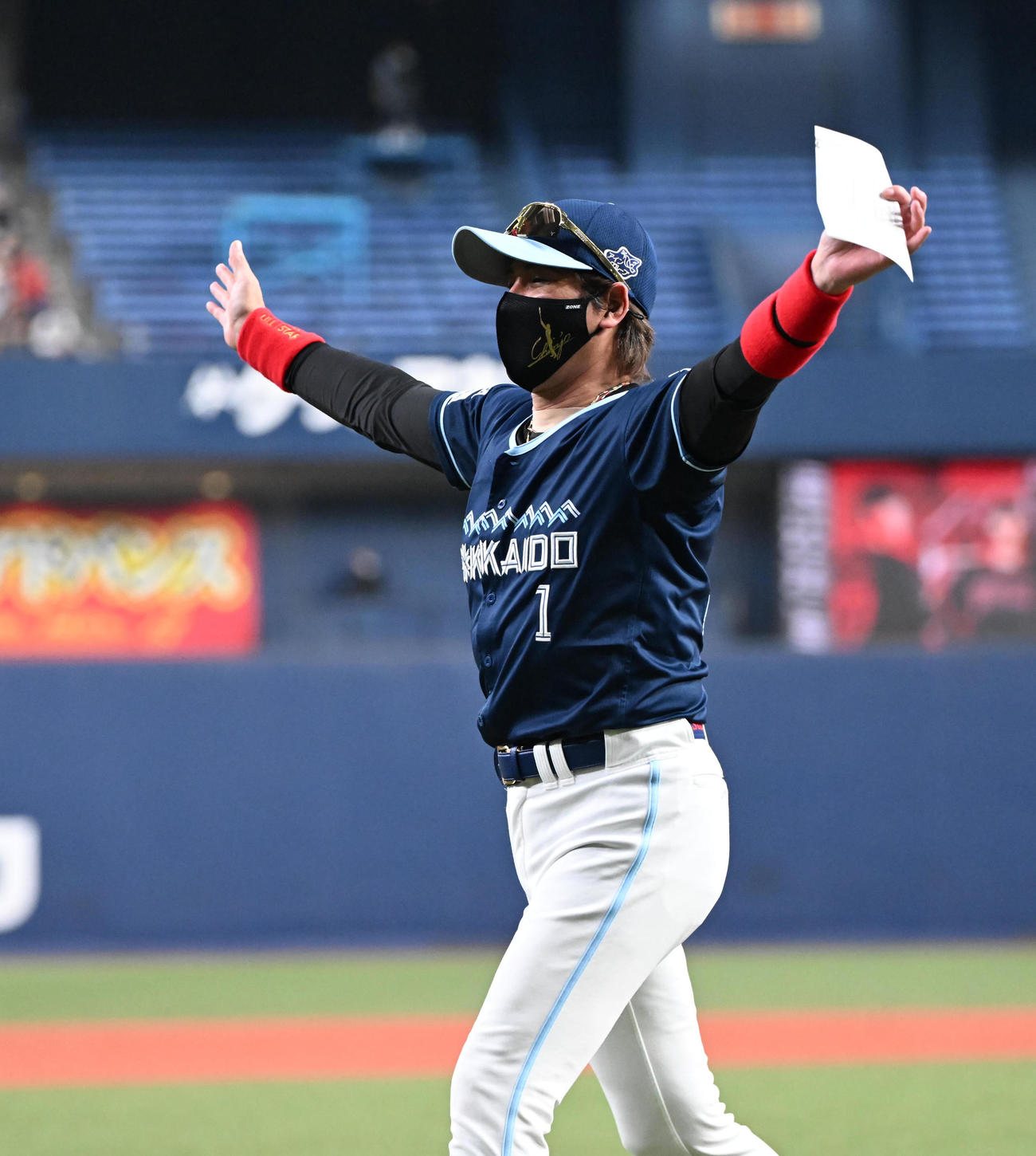 オリックス対日本ハム　メンバー交換を行い、ファンの声援に応える日本ハム新庄監督（撮影・和賀正仁）