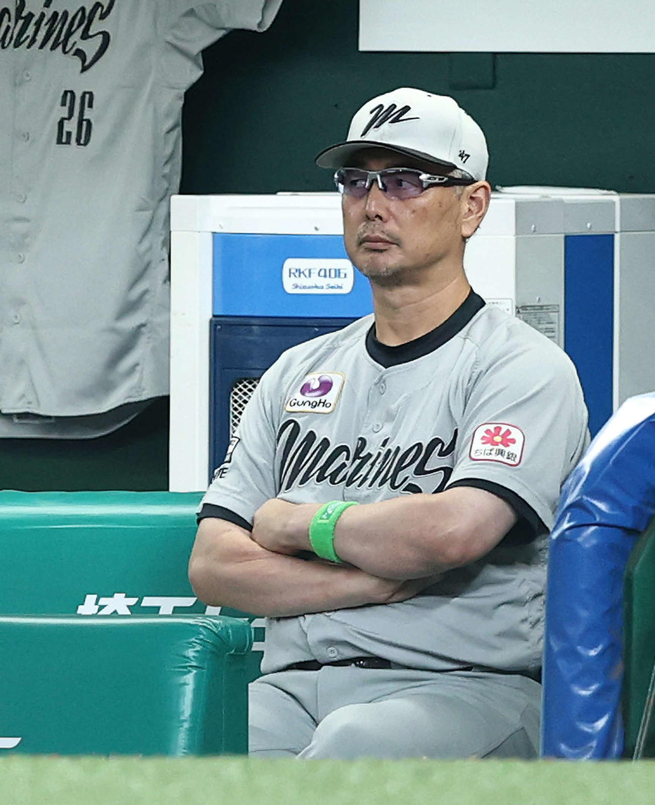西武対ロッテ　2回裏、戦況を見守る吉井監督（撮影・河田真司）