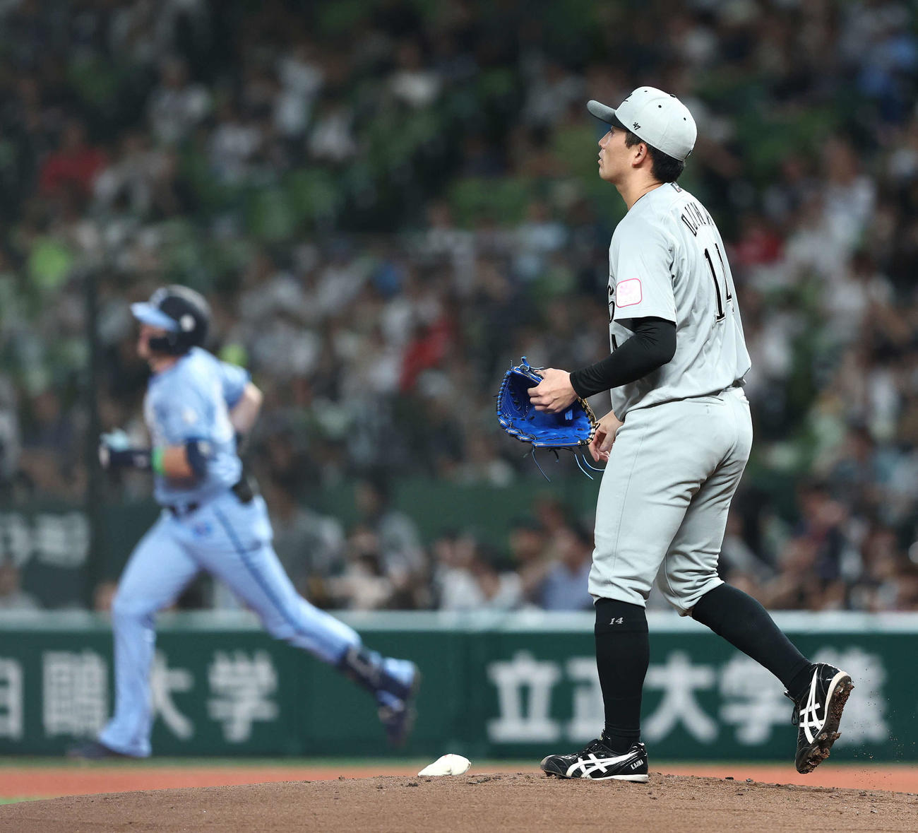 西武対ロッテ　1回裏西武2死、ネビンに左越えソロ本塁打を浴びる小島（撮影・河田真司）