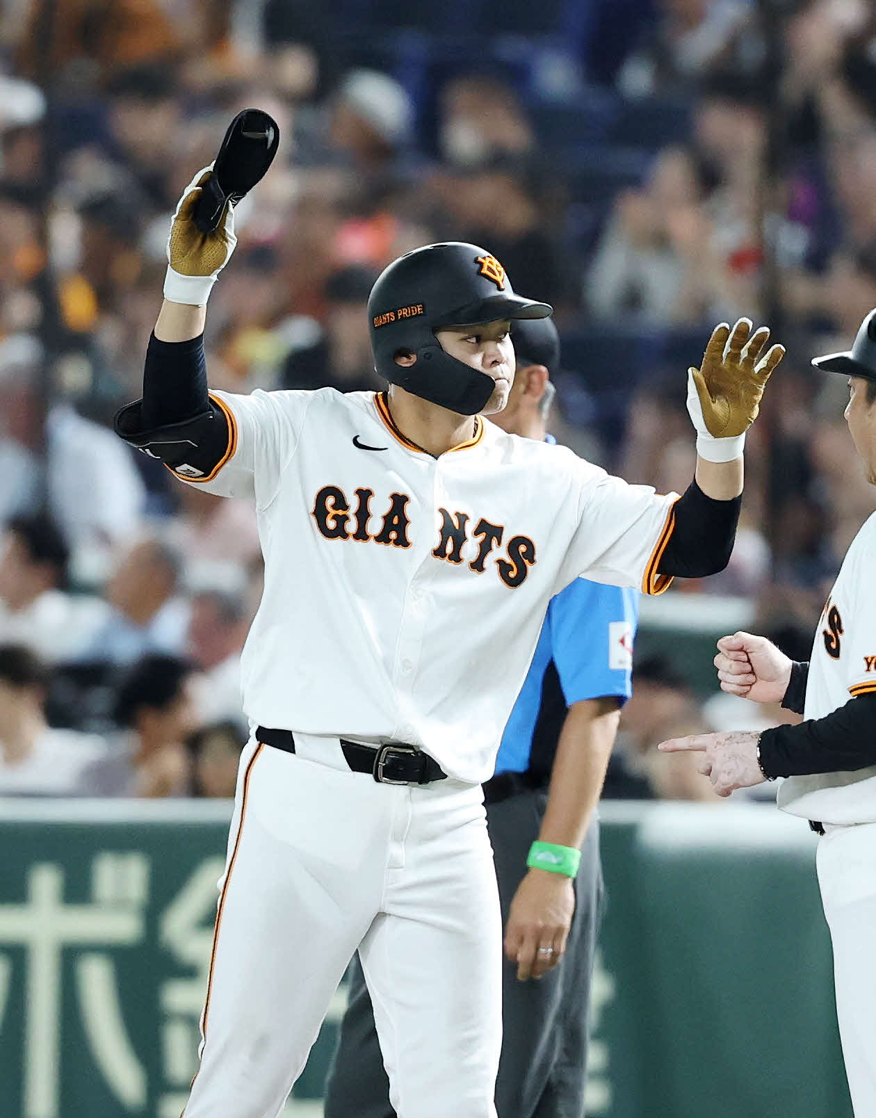 巨人対DeNA 4回裏巨人無死一塁、中山は右前打を放ちポーズを決める（撮影・鈴木正人）