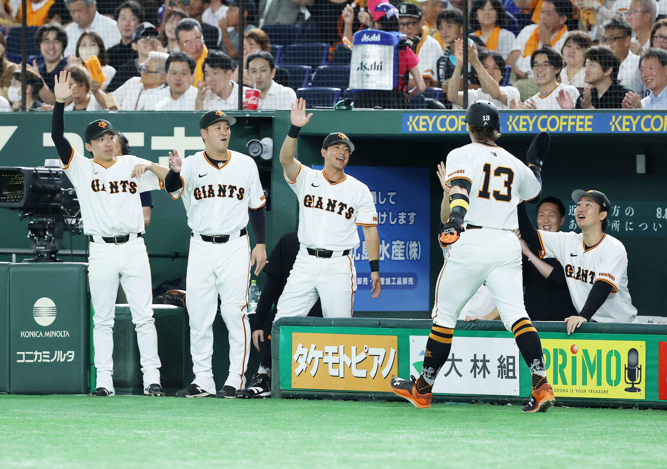巨人対DeNA 2回裏巨人無死二塁、失策で生還したキャベッジ（右手前）を迎える選手たち（撮影・鈴木正人）