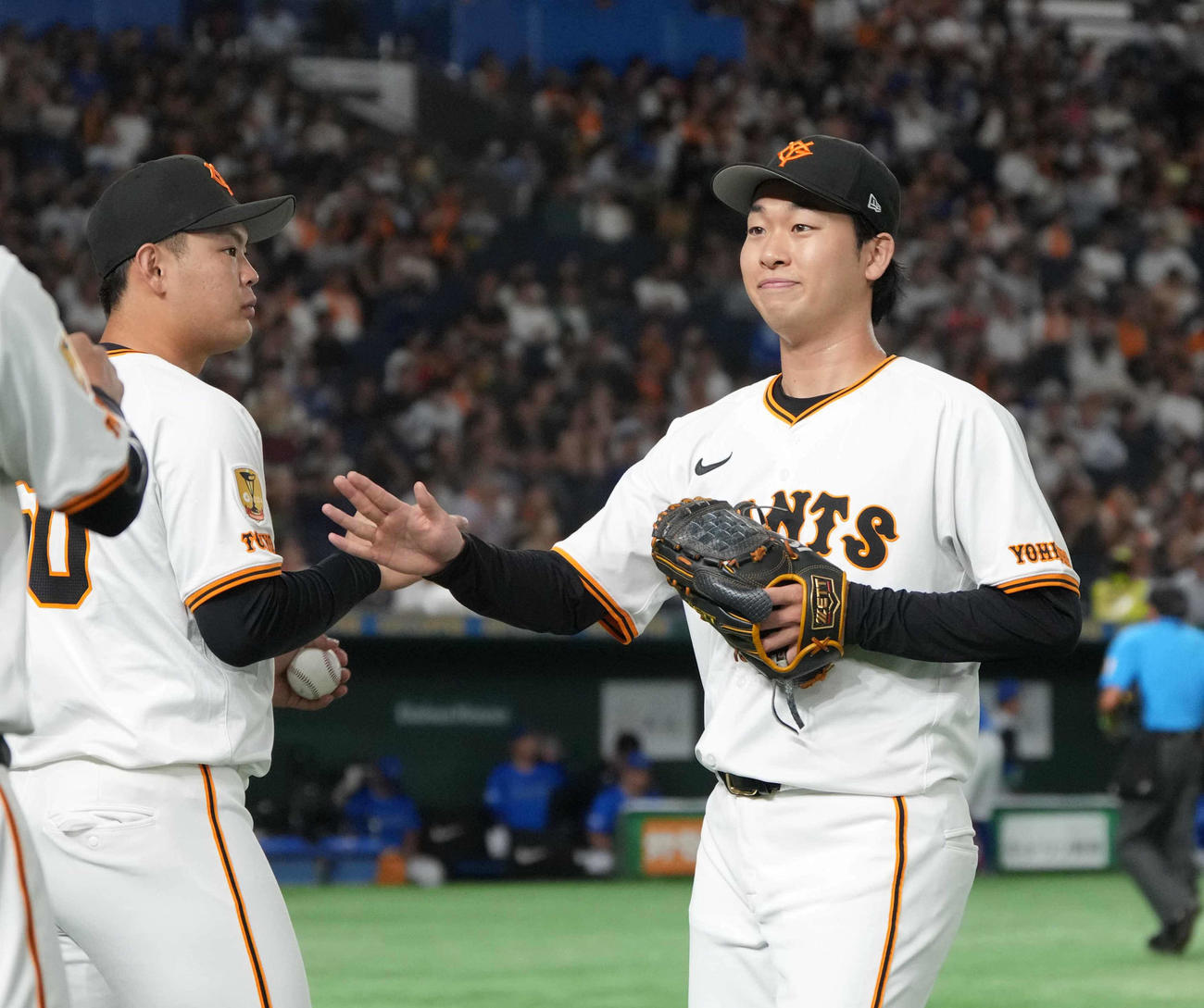 巨人対DeNA 3回の投球を終えベンチのナインとハイタッチする巨人先発の山崎（撮影・小沢裕）