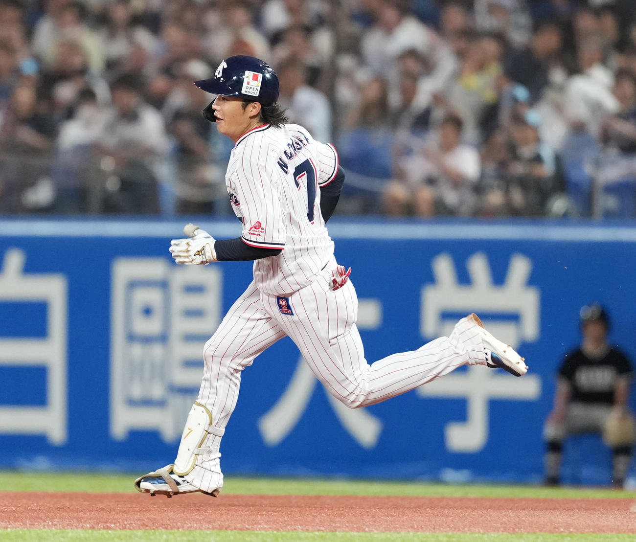 ヤクルト対阪神　3回裏ヤクルト無死、左翼線二塁打を放つ長岡（撮影・清水貴仁）