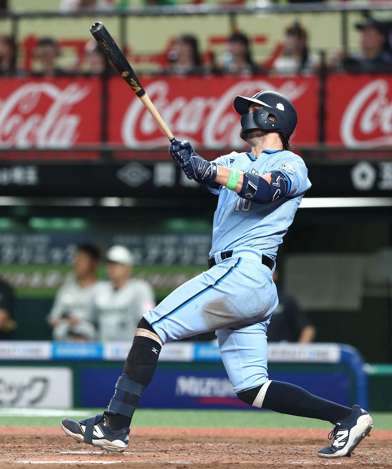 西武対ロッテ　4回裏西武2死一塁、中越え2点本塁打を放つデービス（撮影・河田真司）