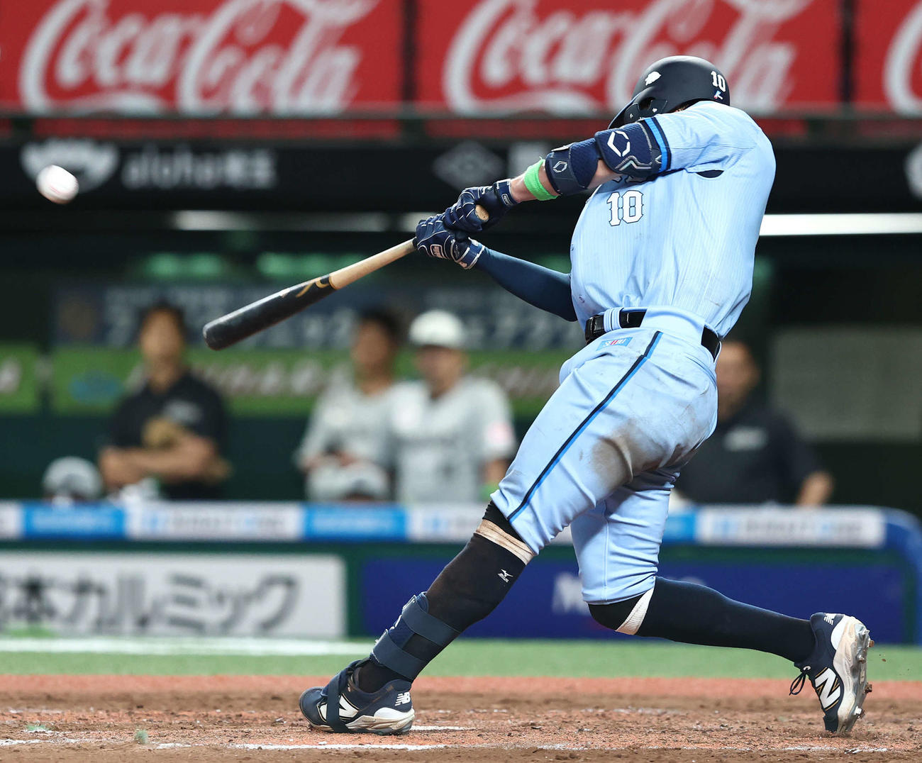 西武対ロッテ　4回裏西武2死一塁、中越え2点本塁打を放つデービス（撮影・河田真司）