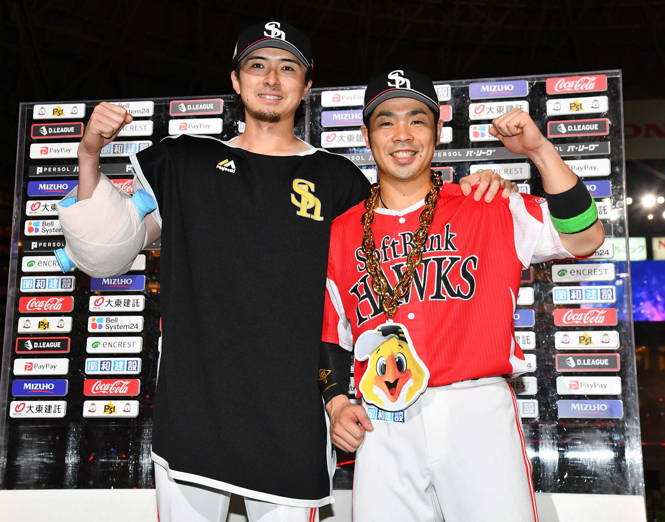 ソフトバンク対楽天　楽天に勝利し、お立ち台でガッツポーズする上沢（左）と近藤（撮影・岩下翔太）