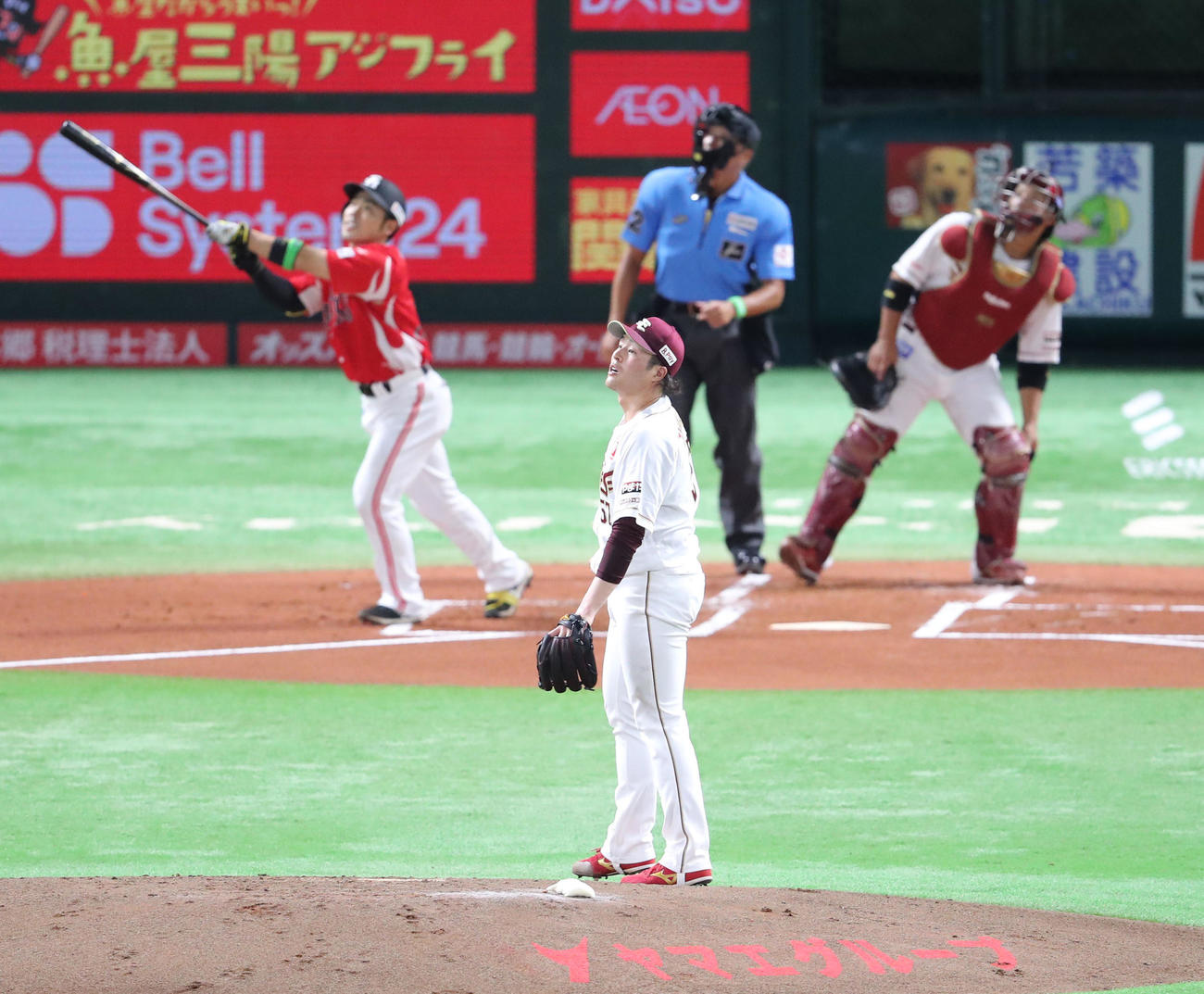 ソフトバンク対楽天　1回裏ソフトバンク1死一塁、近藤に右越え先制2点本塁打を浴びた滝中（撮影・梅根麻紀）
