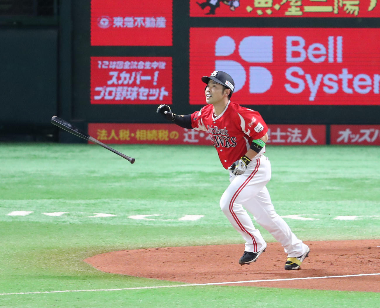 ソフトバンク対楽天　1回裏ソフトバンク1死一塁、近藤は右越えに先制となる2点本塁打を放つ（撮影・梅根麻紀）