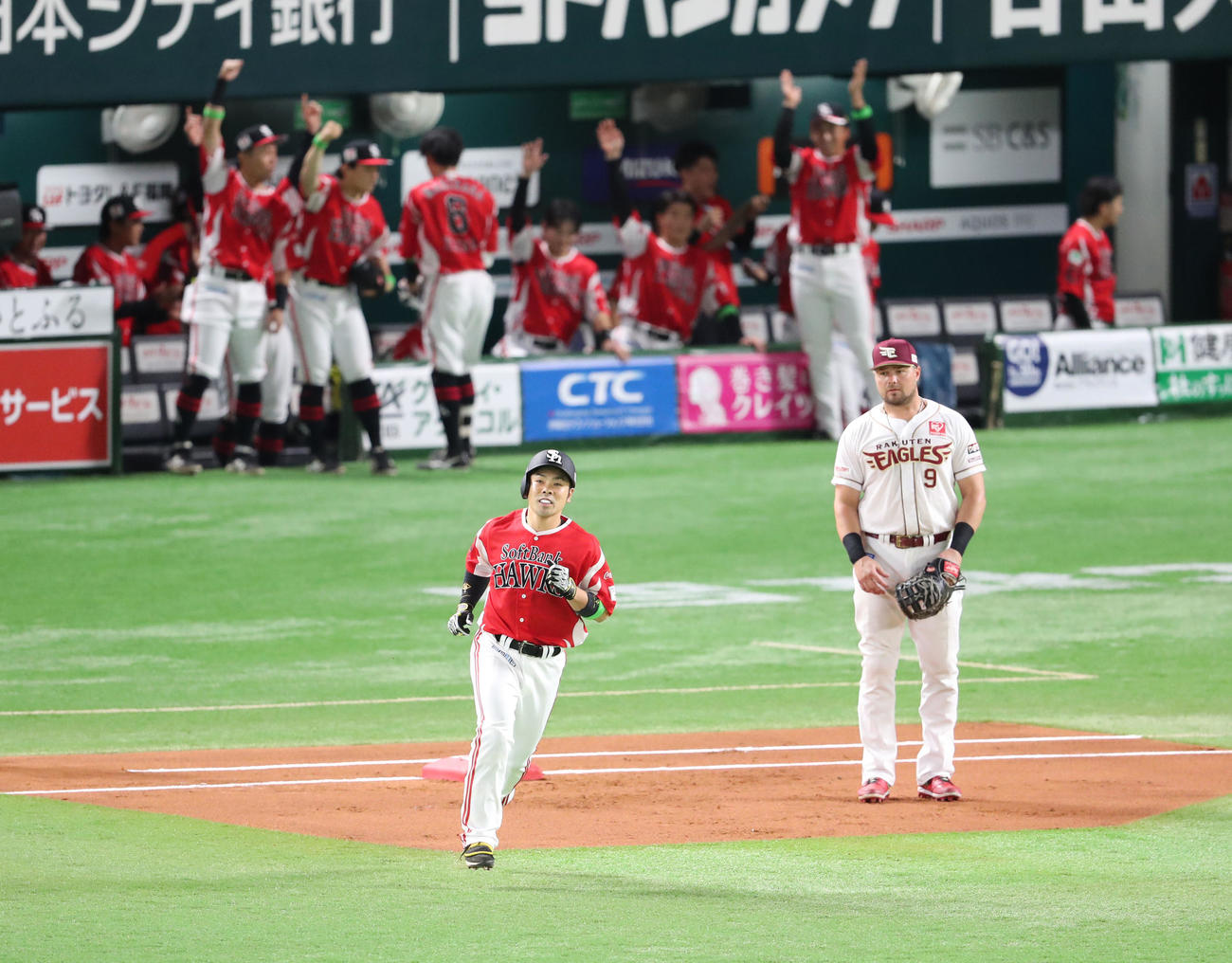 ソフトバンク対楽天　1回裏ソフトバンク1死一塁、近藤は右越えに先制となる2点本塁打を放つ（撮影・梅根麻紀）