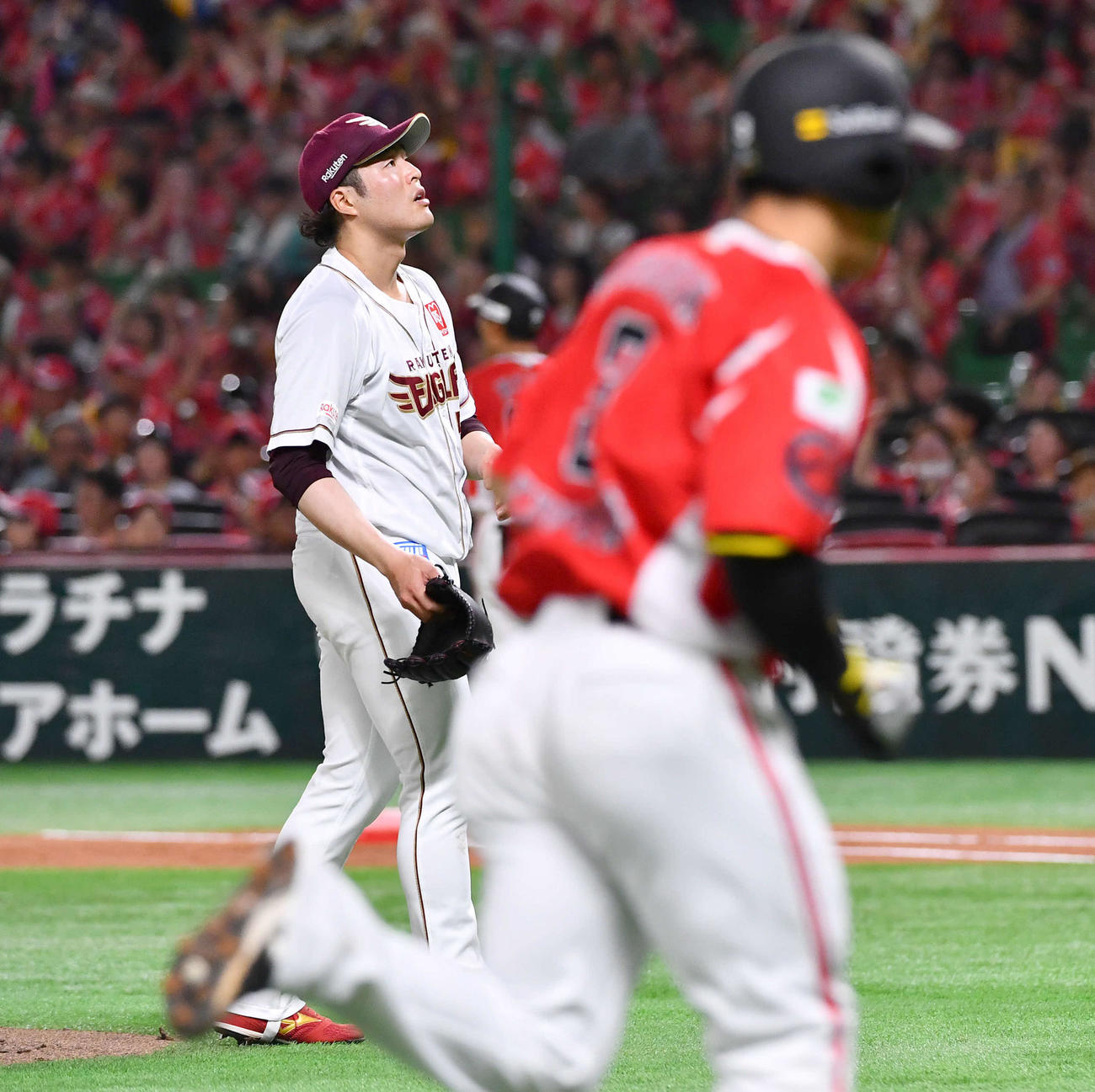 ソフトバンク対楽天　1回裏ソフトバンク1死一塁、近藤（手前）に先制の右越え2点本塁打を打たれ、悔しそうな表情を見せる滝中（撮影・岩下翔太）