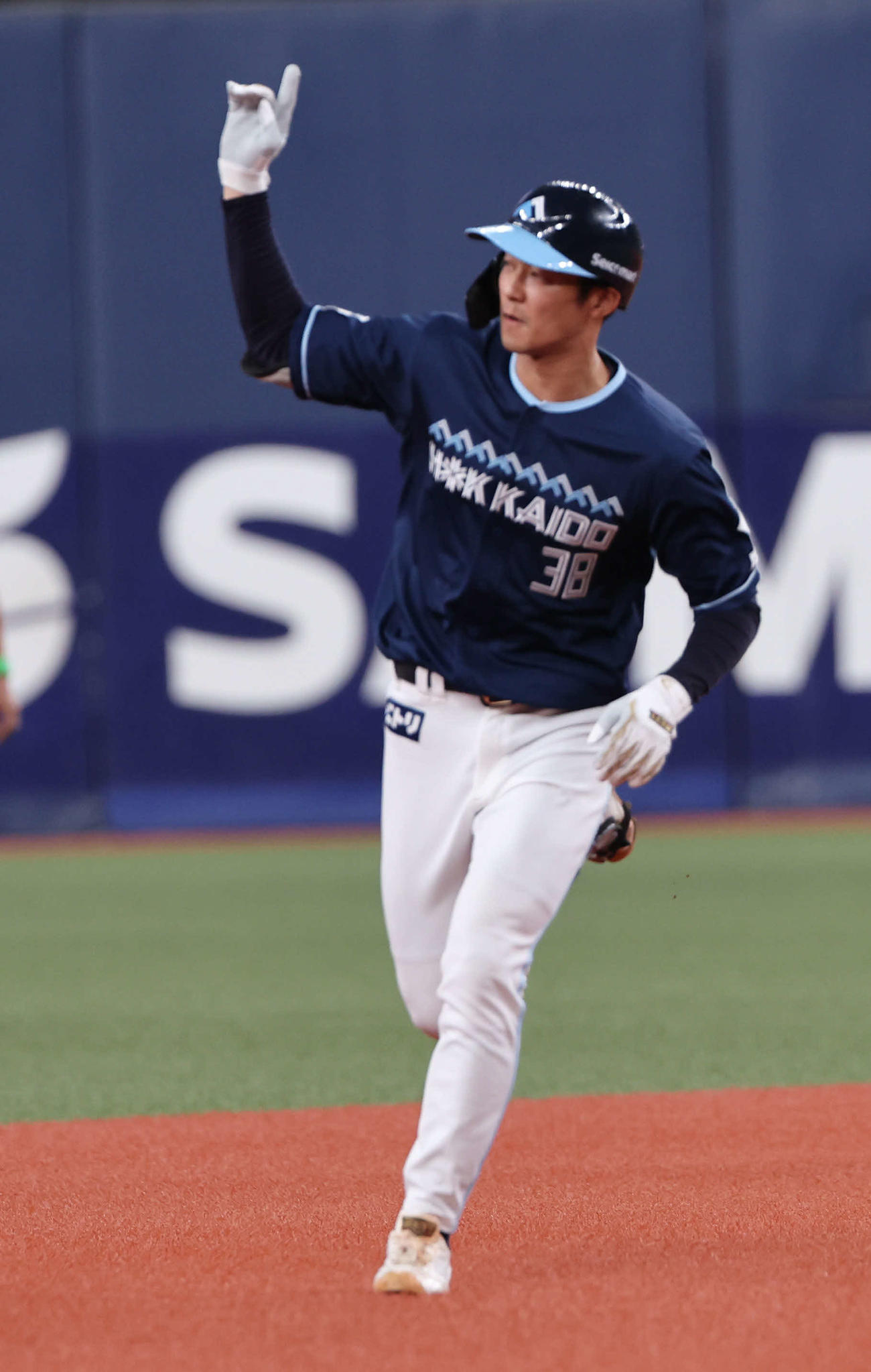 オリックス対日本ハム　2回表日本ハム1死、石井は右越えに本塁打を放ち、レフトスタンドに手を挙げてダイヤモンドを回る（撮影・西尾就之）