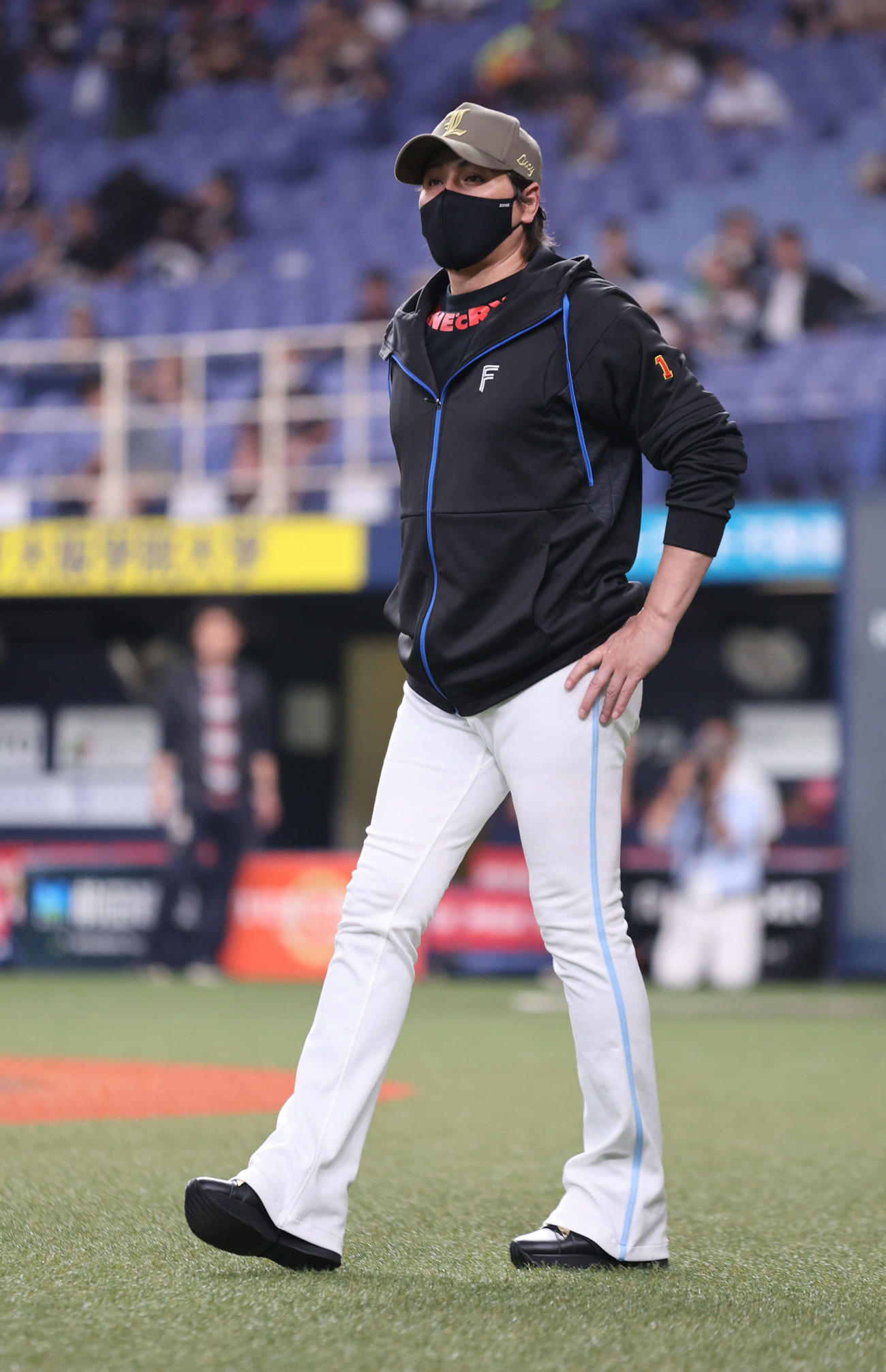 オリックス対日本ハム　17:10頃、グラウンドに姿を現した日本ハム新庄監督（撮影・西尾就之）