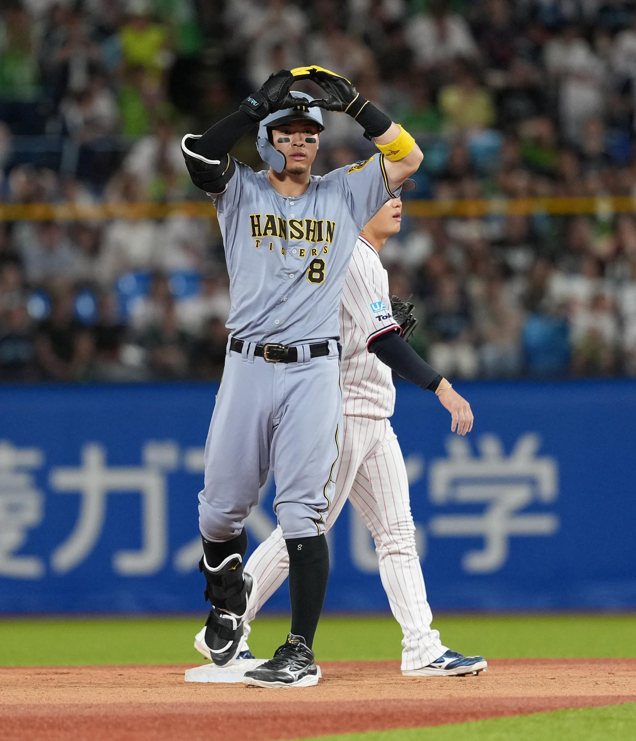 ヤクルト対阪神　10回表阪神2死二塁、右越え適時二塁打を放ち塁上でポーズを決める佐藤輝（撮影・清水貴仁）