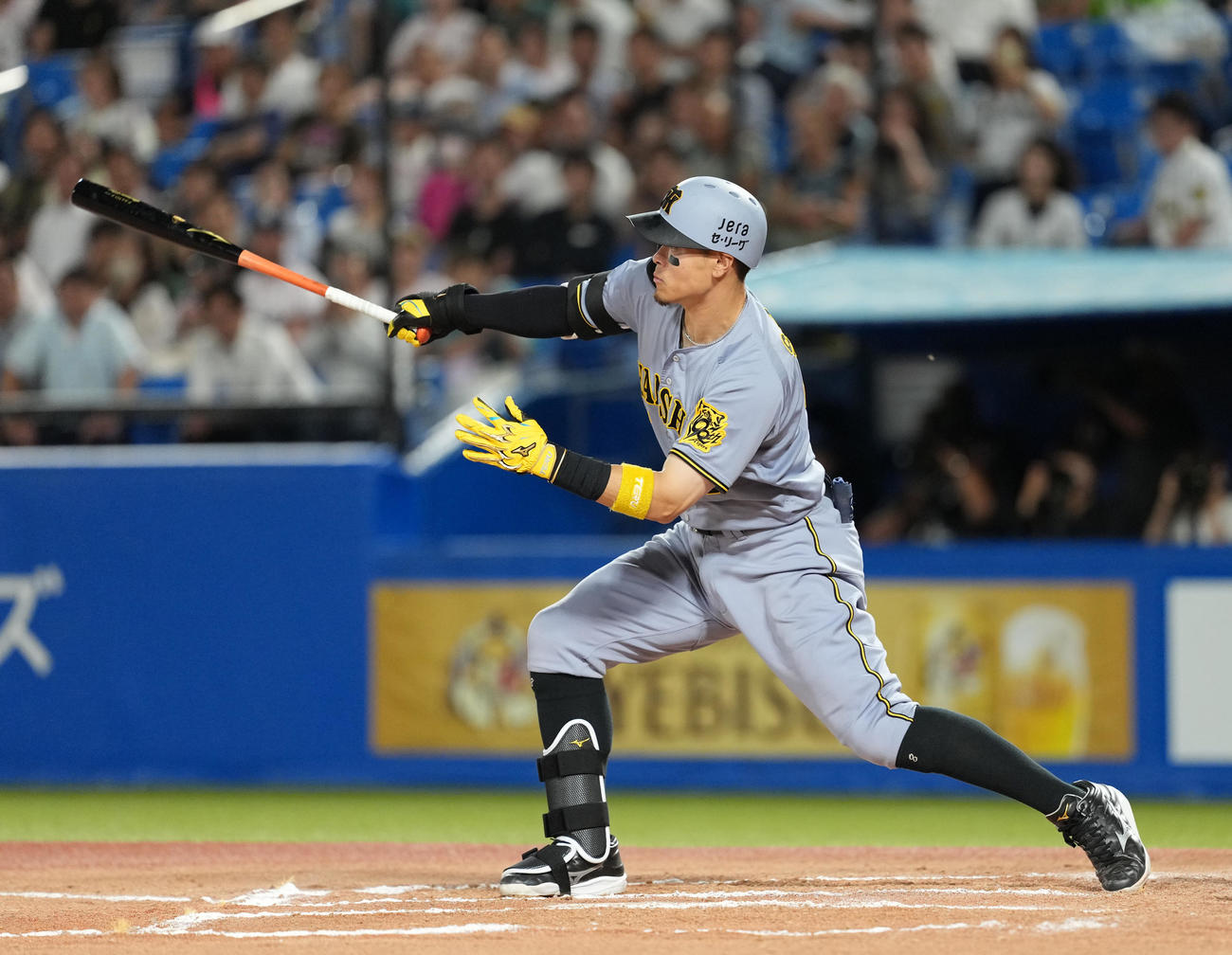 ヤクルト対阪神　10回表阪神2死二塁、右越え適時二塁打を放つ佐藤輝（撮影・清水貴仁）