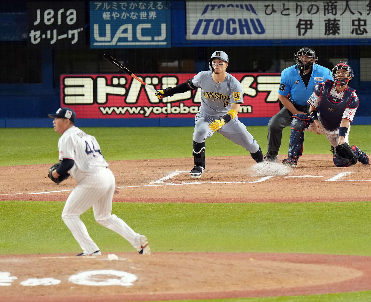 ヤクルト対阪神　10回表阪神2死二塁、右前に適時二塁打を放つ佐藤輝。投手大西（撮影・たえ見朱実）