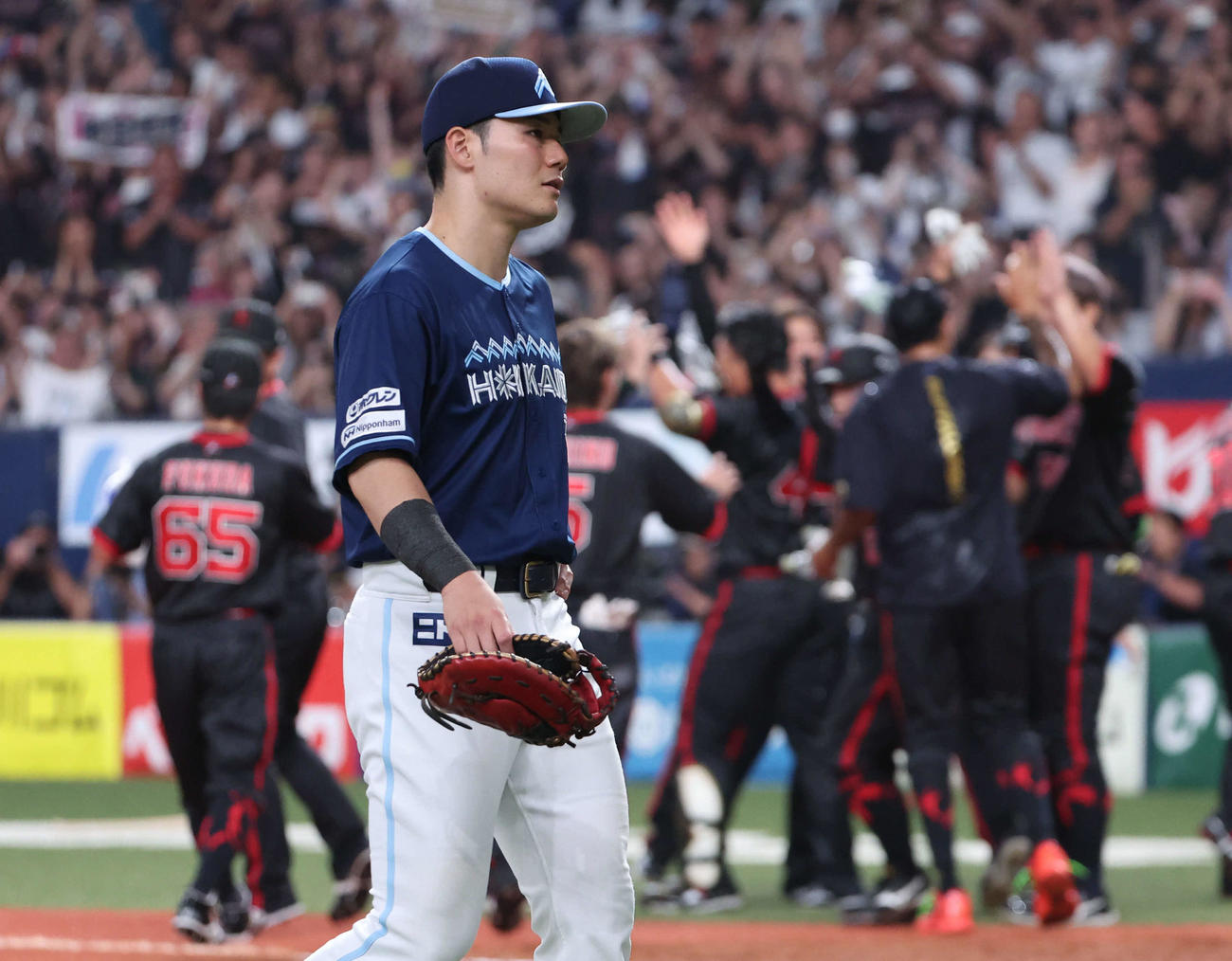 オリックス対日本ハム　サヨナラ勝利に沸くオリックスナインを尻目に引き揚げる日本ハム清宮幸（撮影・西尾就之）