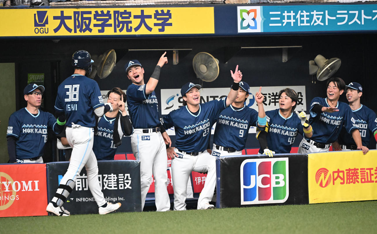 オリックス対日本ハム　2回表日本ハム1死、右越え本塁打を放った石井はナインとタッチ（撮影・和賀正仁）