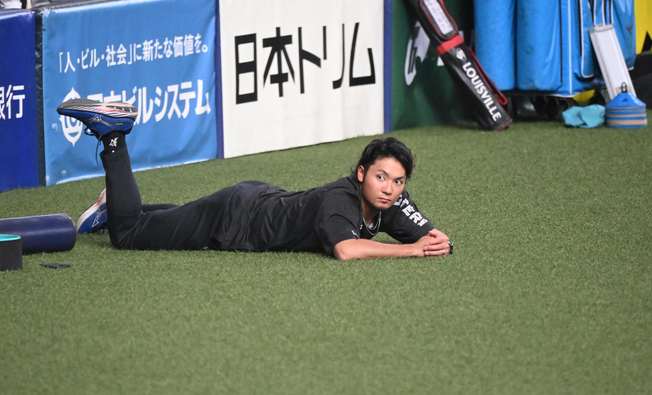 オリックス対日本ハム　先乗りしていた日本ハム伊藤大海が寂しくウオームアップ（撮影・和賀正仁）