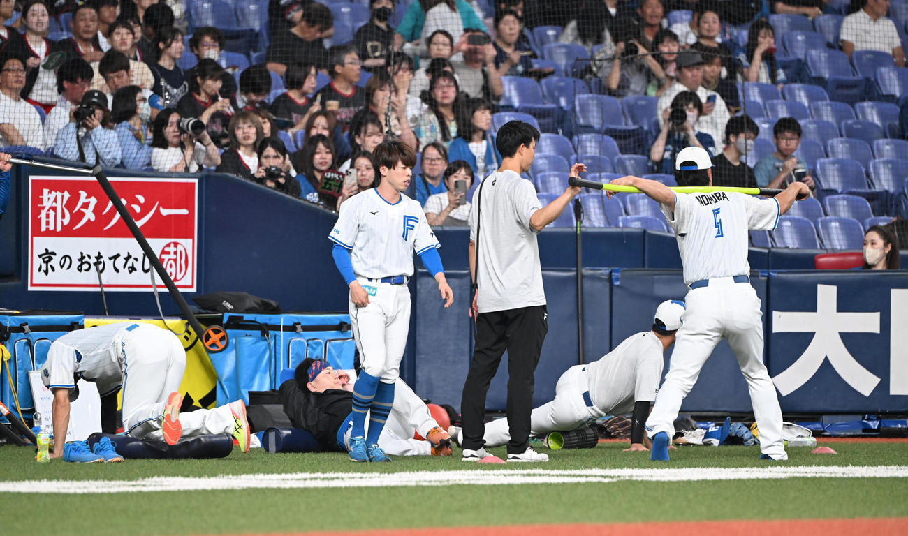 オリックス対日本ハム　17時40分、ウオームアップをする日本ハムの選手ら（撮影・和賀正仁）