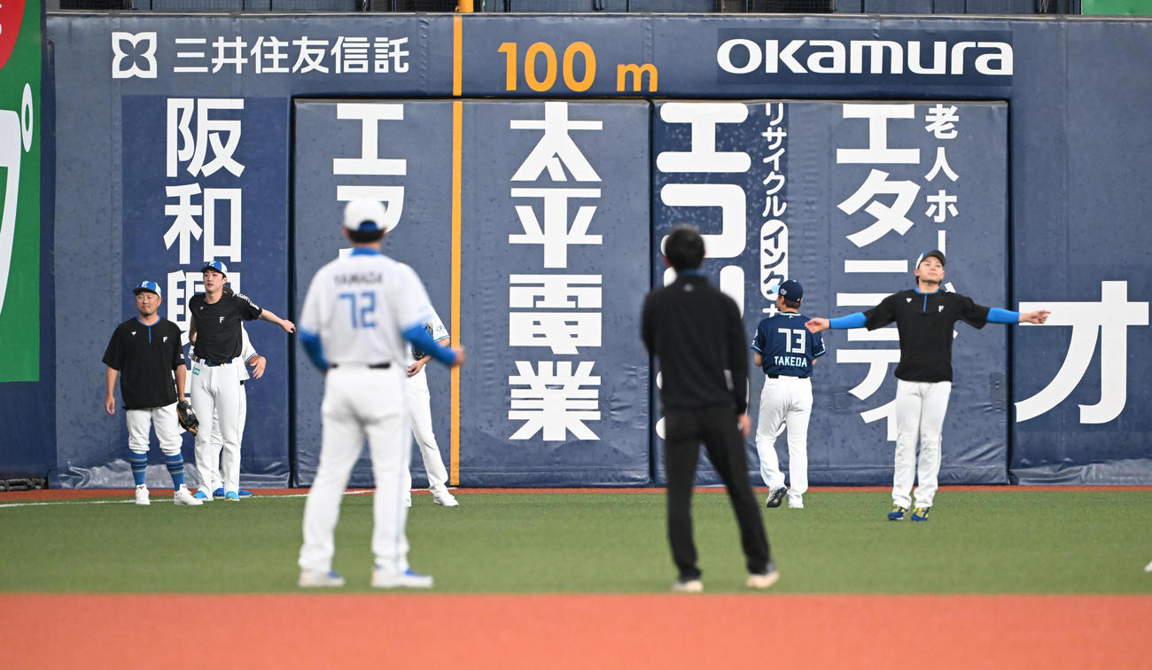 オリックス対日本ハム　17時40分、ウオームアップをする日本ハムの選手ら（撮影・和賀正仁）