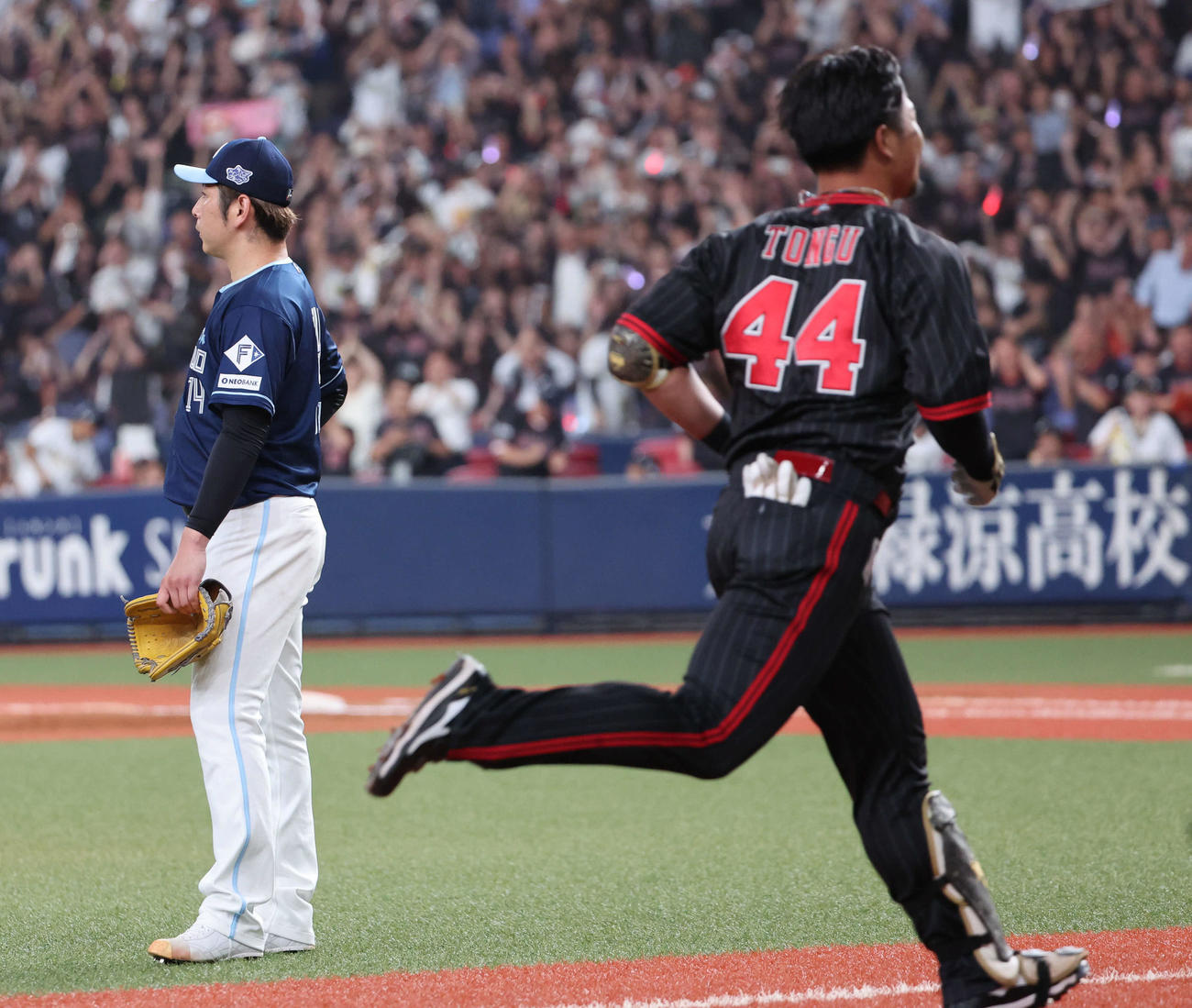 オリックス対日本ハム　9回裏オリックス1死二、三塁、完投勝利目前に頓宮（右）に逆転サヨナラ本塁打を浴びた加藤貴は呆然とする（撮影・西尾就之）