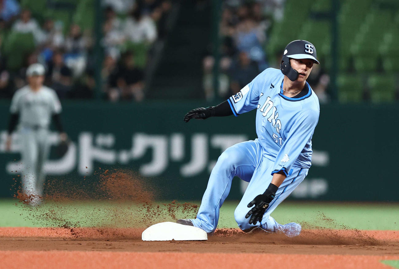 西武対ロッテ　1回裏西武無死一塁、二盗を決める西川（撮影・河田真司）