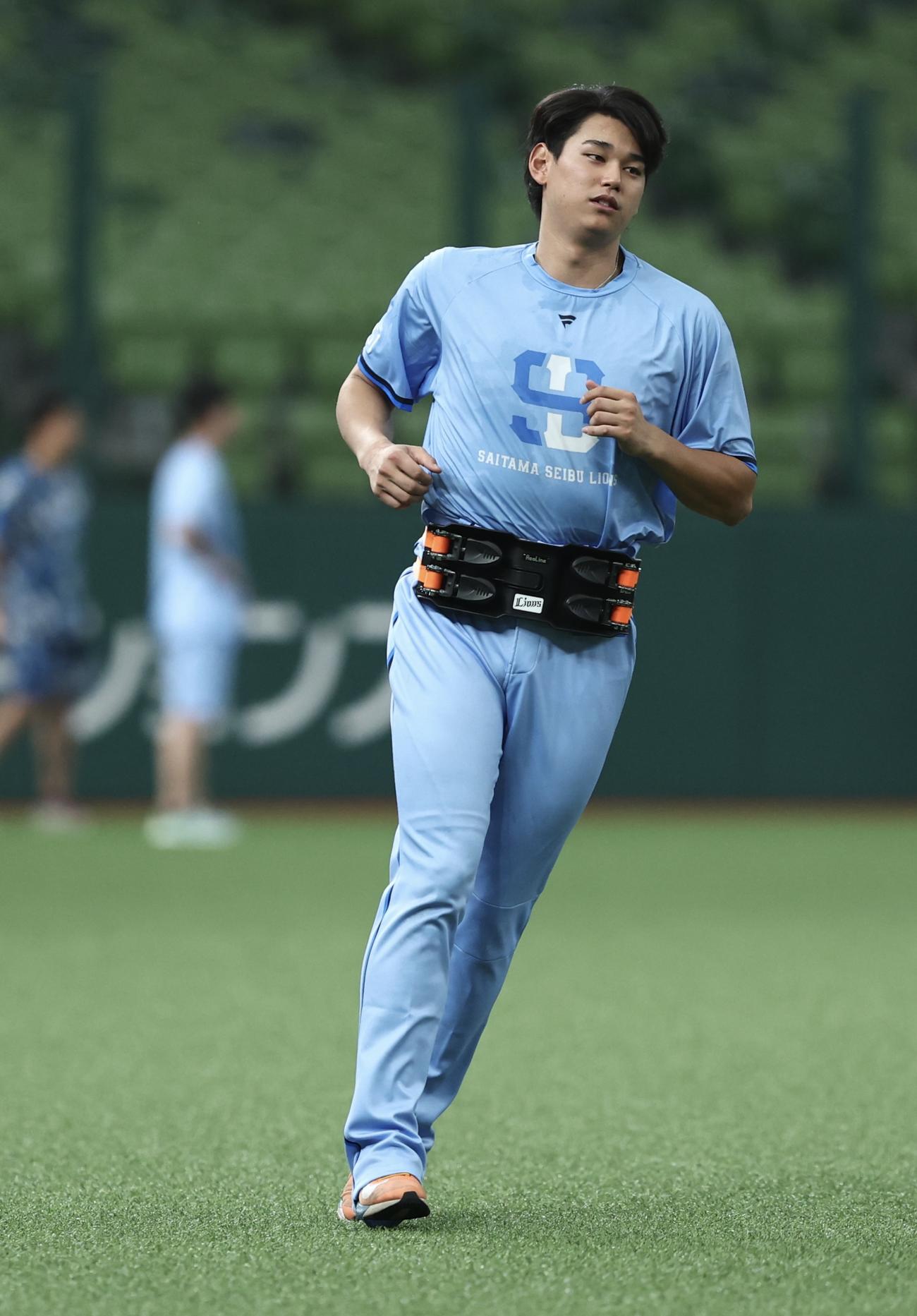 西武対ロッテ　試合前、ウオーミングアップする西武西川（撮影・河田真司）