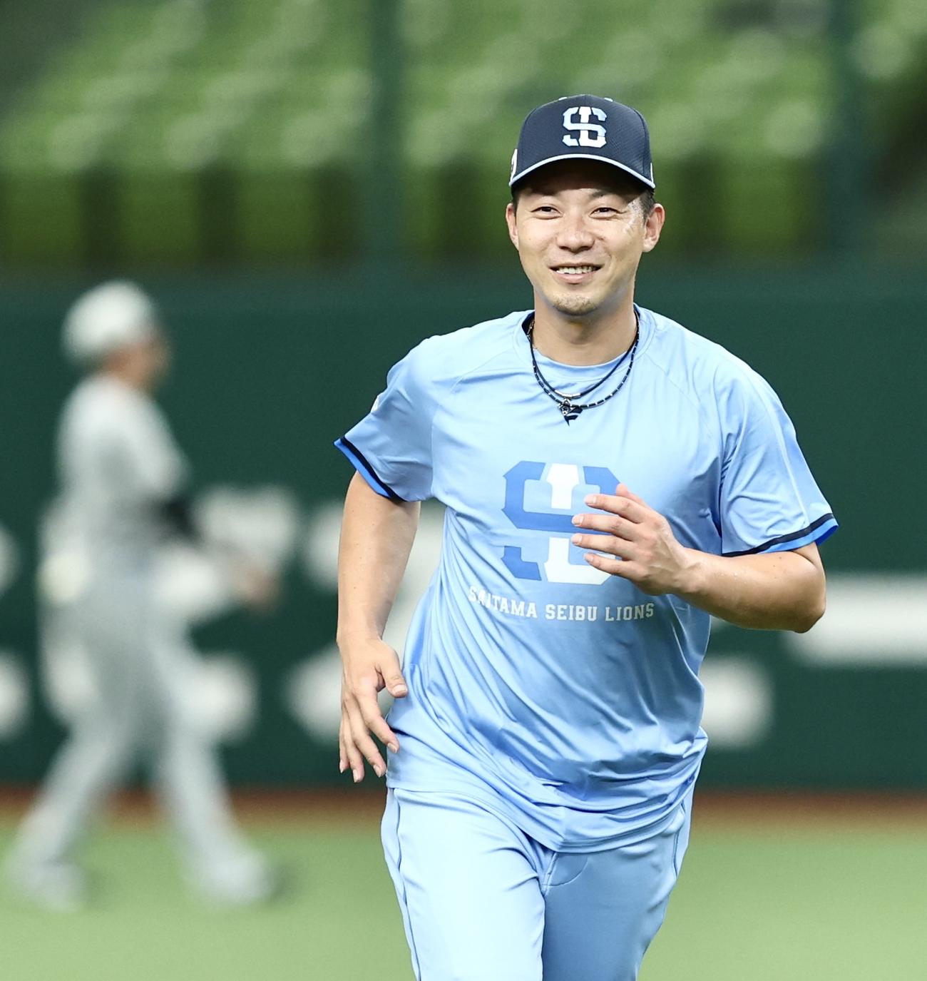 西武対ロッテ　試合前、練習に臨む西武熊代外野守備・走塁コーチ（撮影・河田真司）