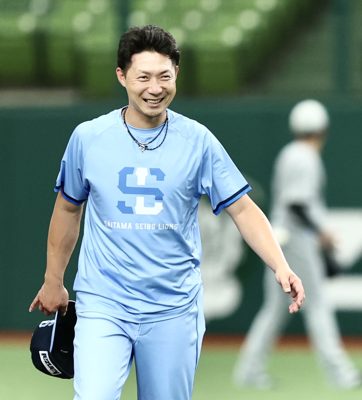 西武対ロッテ　試合前、練習に臨む西武熊代外野守備・走塁コーチ（撮影・河田真司）