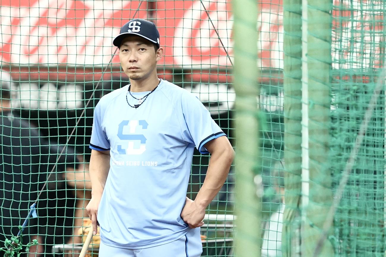 西武対ロッテ　試合前、ノックで球出しする西武熊代外野守備・走塁コーチ（撮影・河田真司）