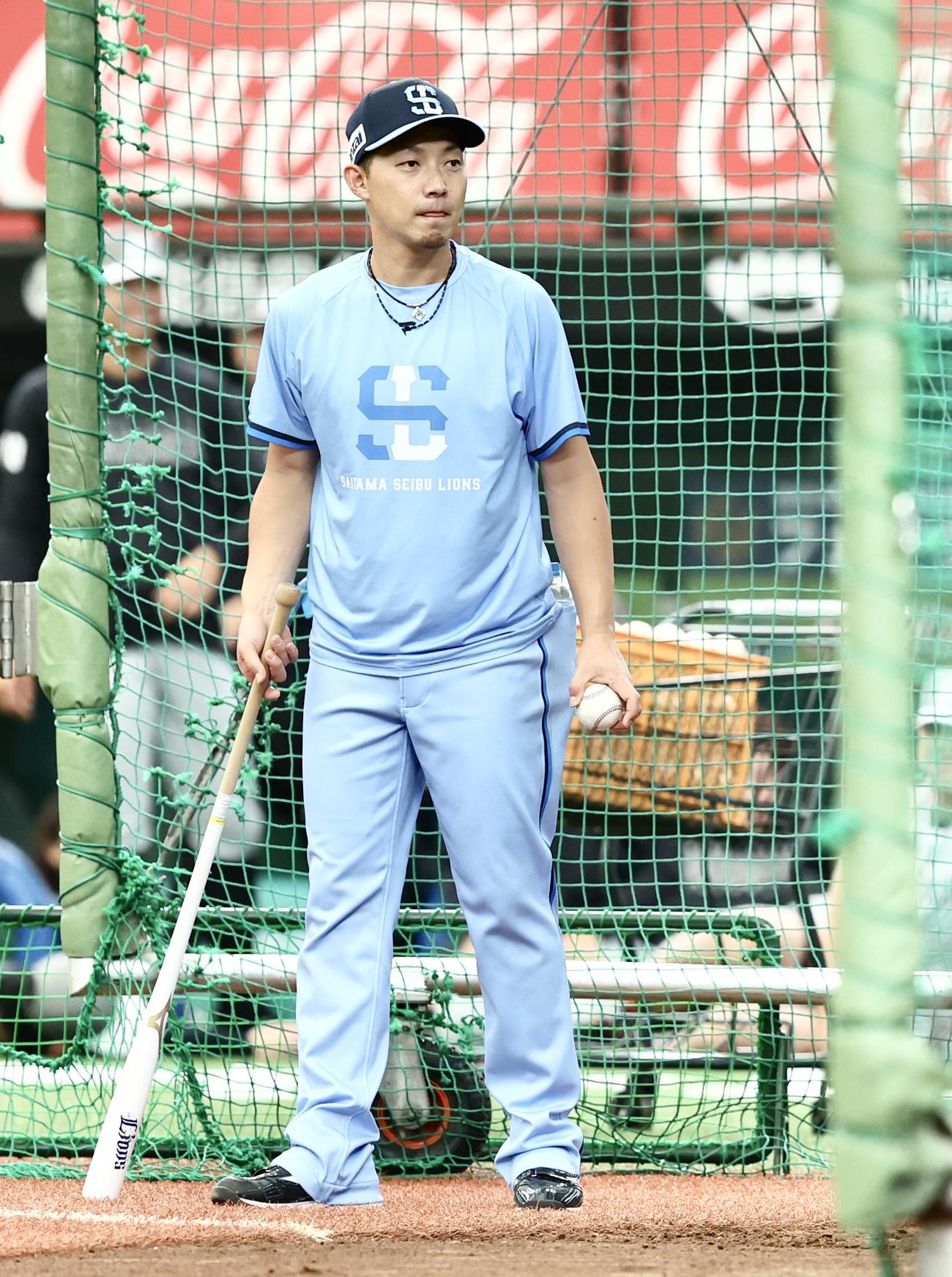 西武対ロッテ　試合前、ノックで球出しする西武熊代外野守備・走塁コーチ（撮影・河田真司）