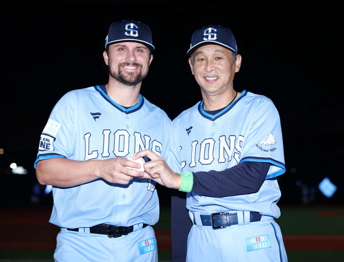 西武対ロッテ　ロッテに勝利し、来日初本塁打を放った西武デービスは西口監督と笑顔で写真に納まる（撮影・河田真司）