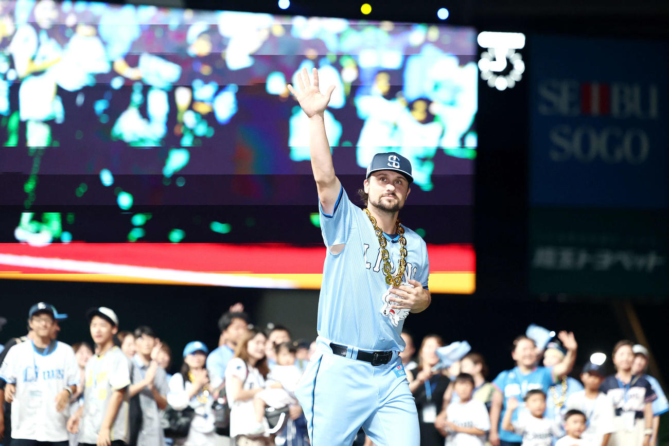 西武対ロッテ　ロッテに勝利し、ファンの声援に応えながら引き揚げるデービス（撮影・河田真司）