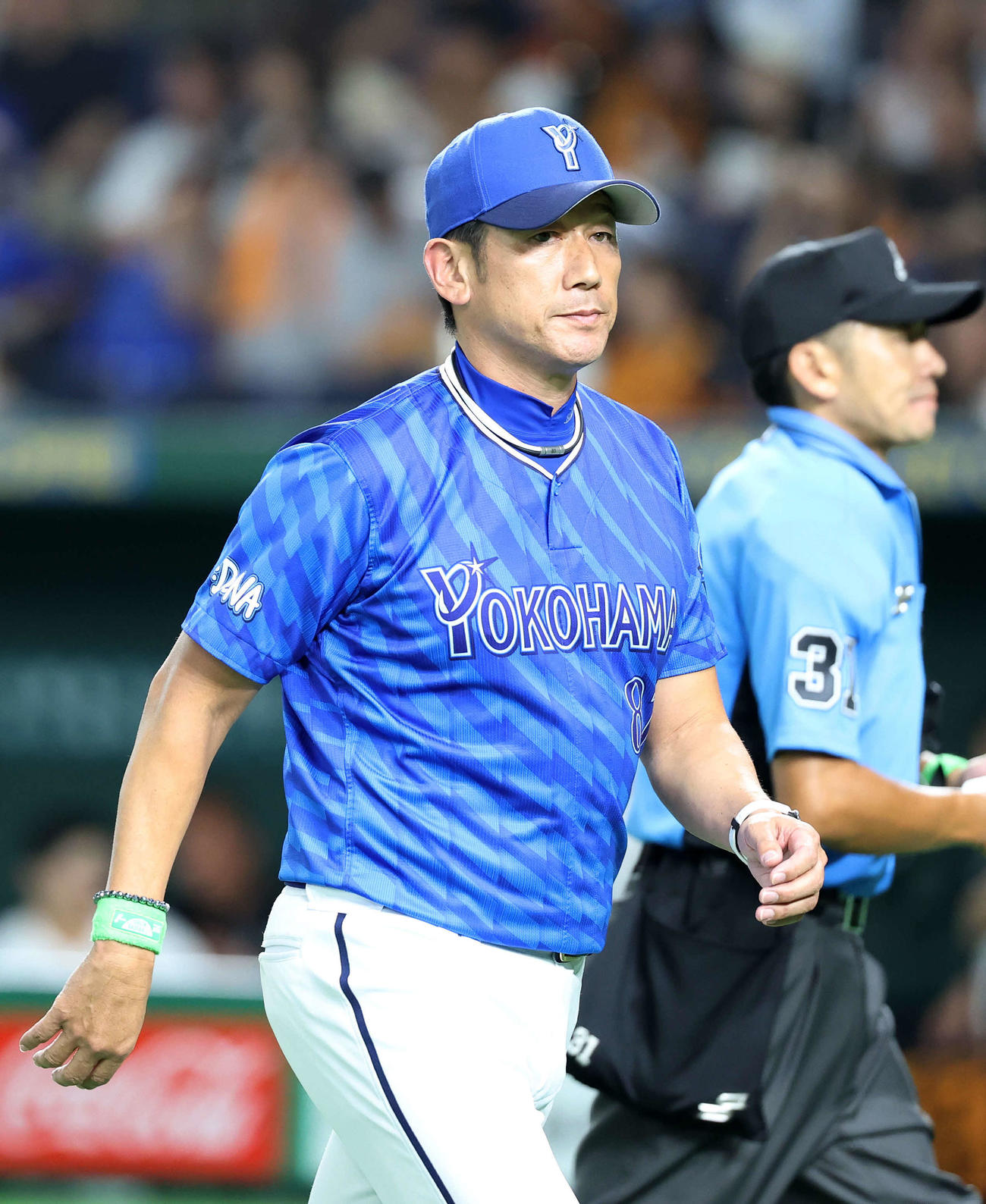 巨人対DeNA 8回裏、投手交代を告げベンチに引き揚げるDeNA三浦監督（撮影・鈴木正人）