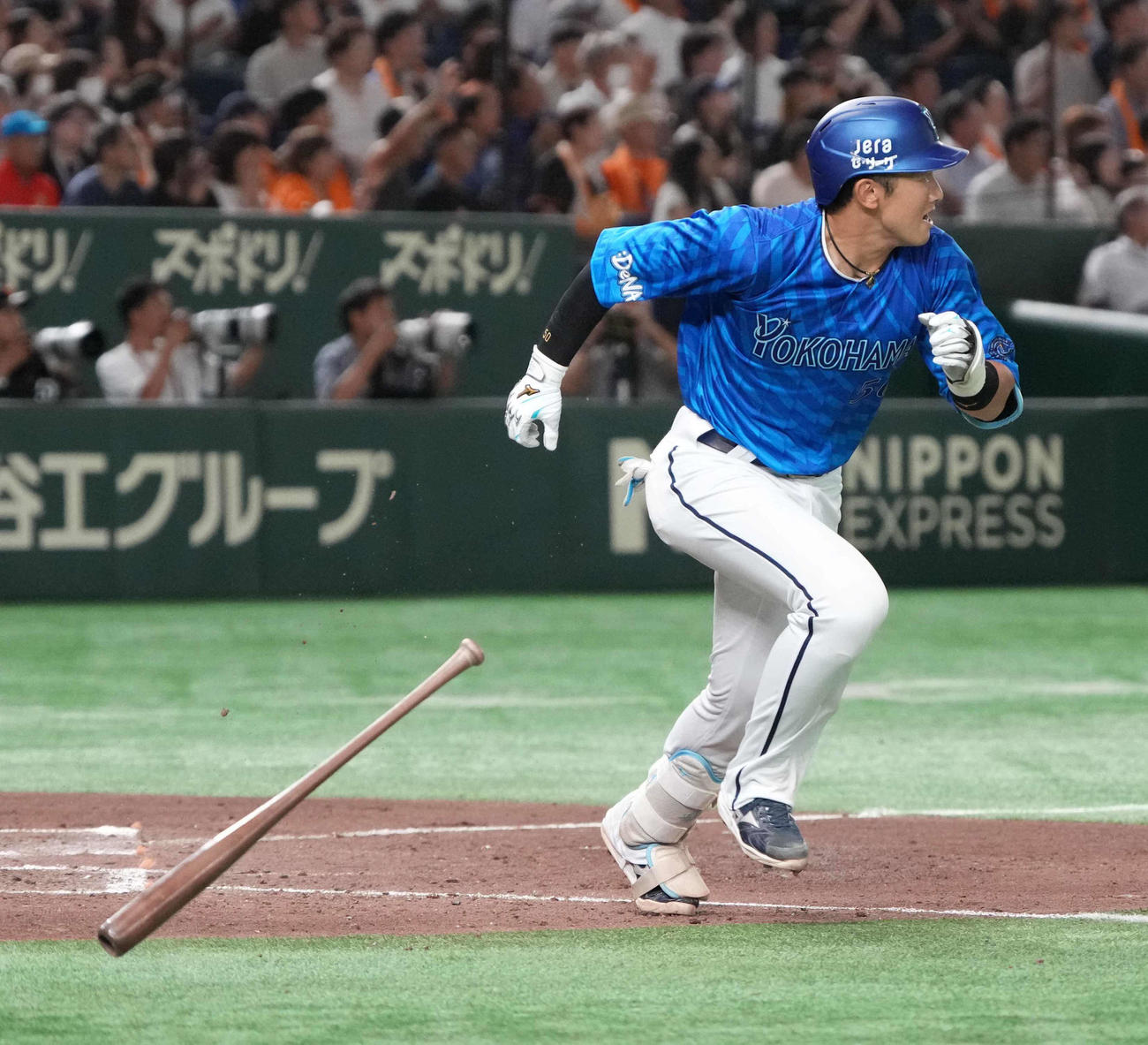 巨人対DeNA 5回表DeNA1死一、二塁、山本は勝ち越しの左適時二塁打を放つ（撮影・小沢裕）