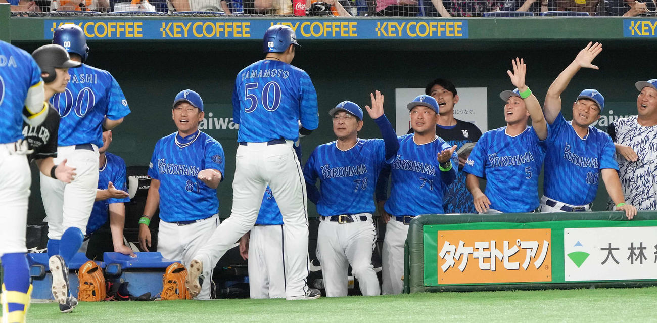 巨人対DeNA 5回表DeNA2死満塁、桑原の2点左適時二塁打で2者が生還し盛り上がる三浦監督（左から2人目）らベンチのナイン（撮影・小沢裕）