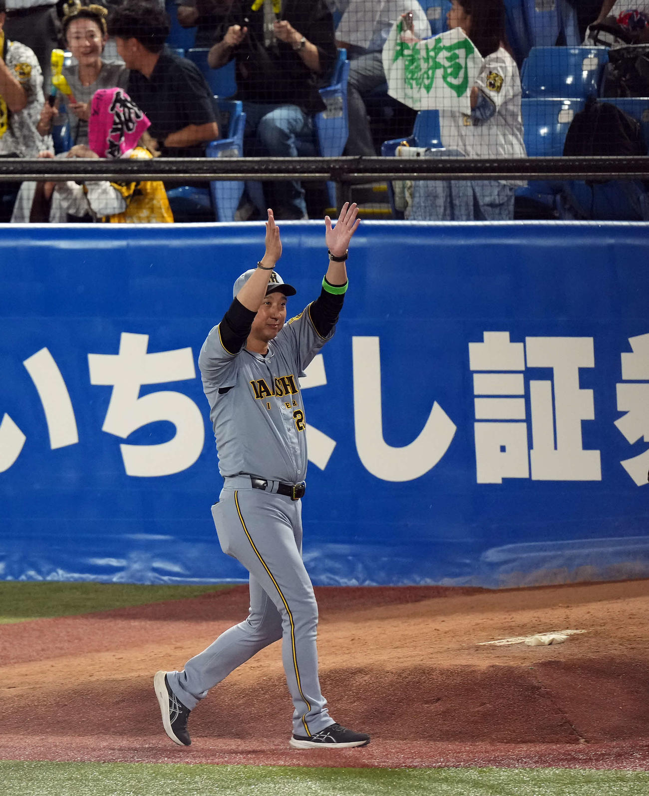 ヤクルト対阪神　ヤクルトに勝利し応援団の声援に応える藤川監督（撮影・たえ見朱実）