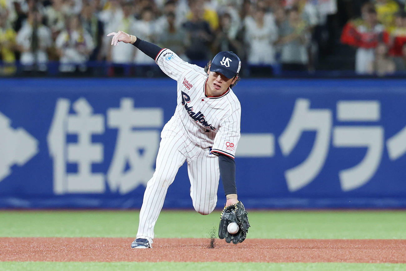 ヤクルト対阪神　8回表阪神1死一塁、好守備で大山を遊併殺打に仕留める長岡（撮影・宮地輝）