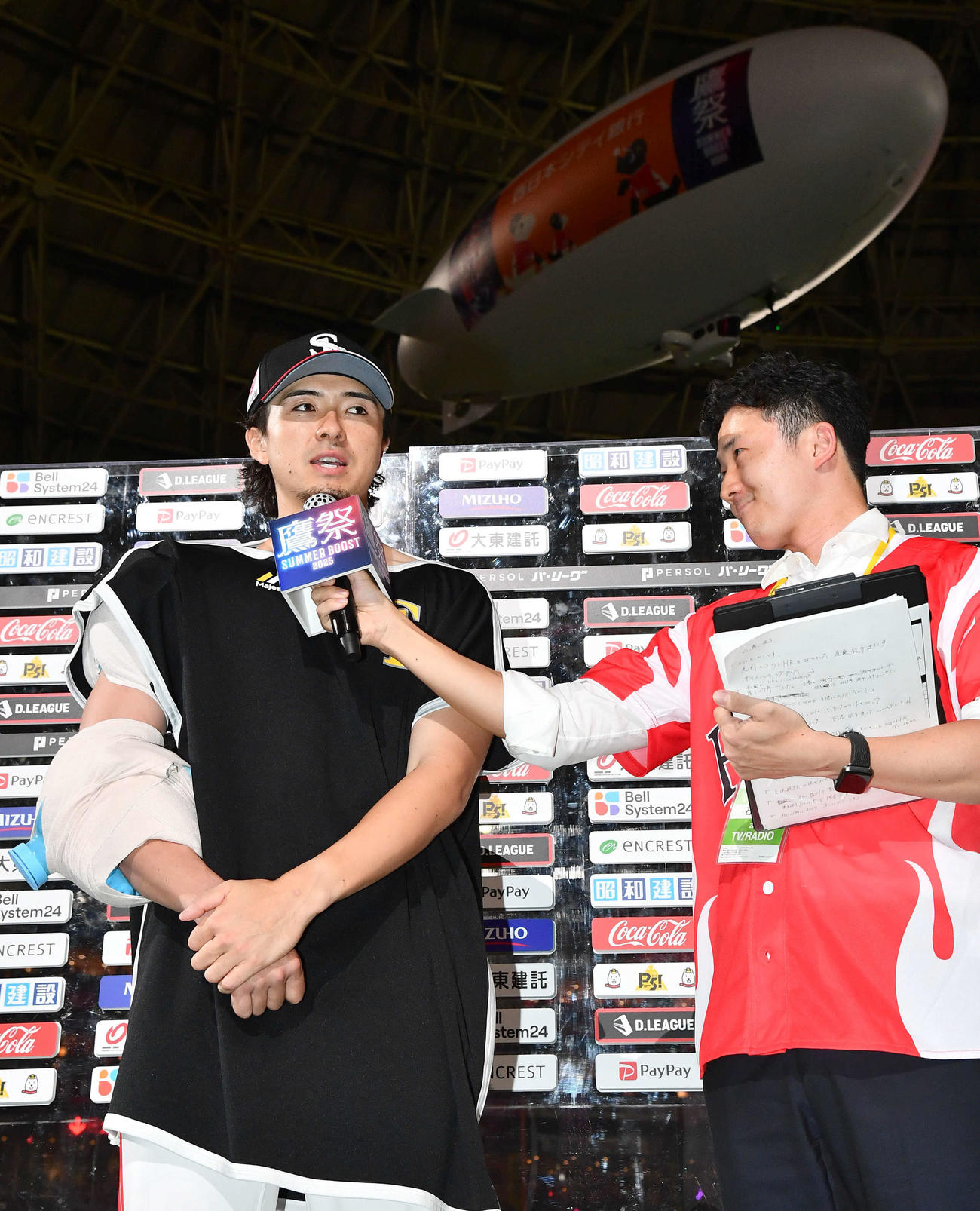 ソフトバンク対楽天　楽天に勝利し、ヒーローインタビューを受ける上沢（撮影・岩下翔太）