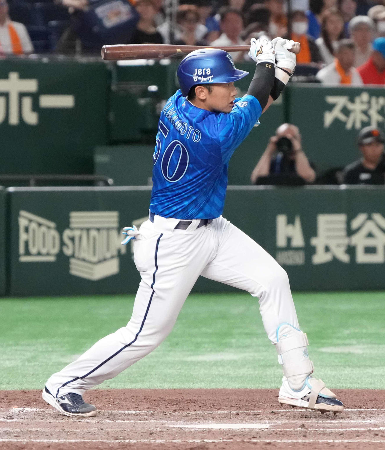 巨人対DeNA 5回表DeNA1死一、二塁、山本は勝ち越しの左適時二塁打を放つ（撮影・小沢裕）