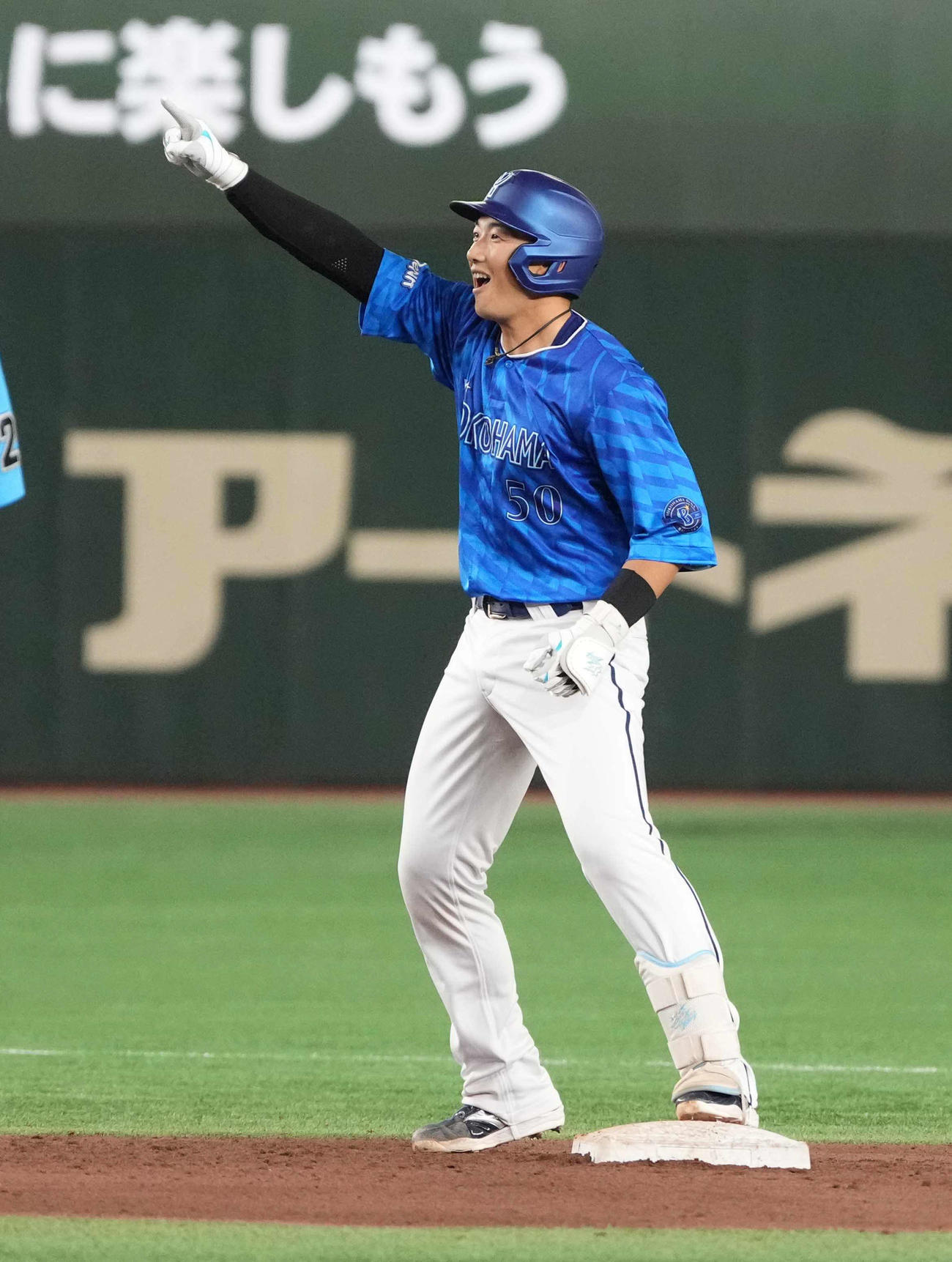 巨人対DeNA 5回表DeNA1死一、二塁、山本は勝ち越しの左適時二塁打を放ちベンチのナインの声援に応える（撮影・小沢裕）
