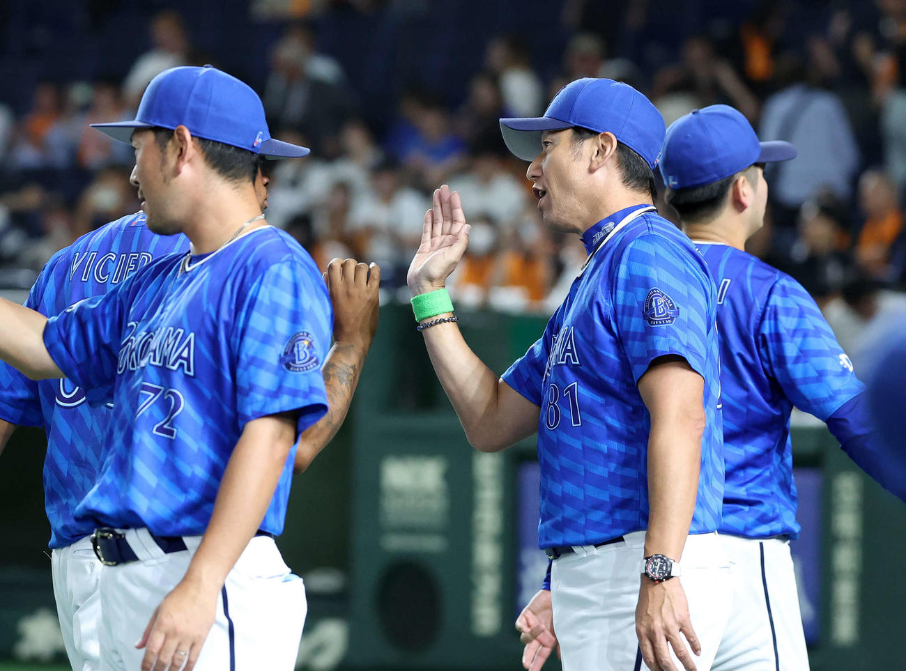 巨人対DeNA　勝利し選手たちを迎えるDeNA三浦監督（右手前）（撮影・鈴木正人）