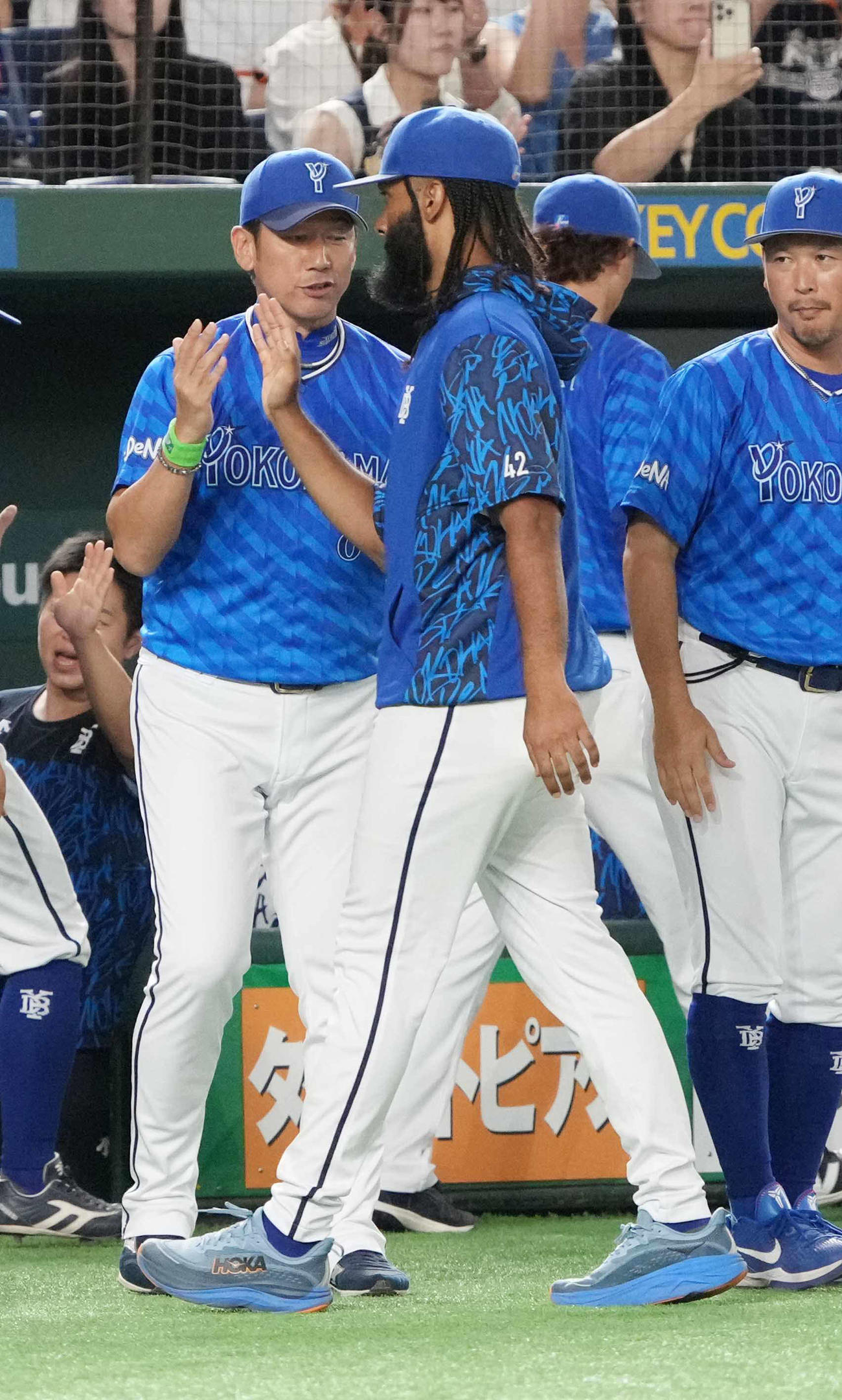 巨人対DeNA 9勝目を挙げたDeNA先発のジャクソンは三浦監督（左）とハイタッチ（撮影・小沢裕）