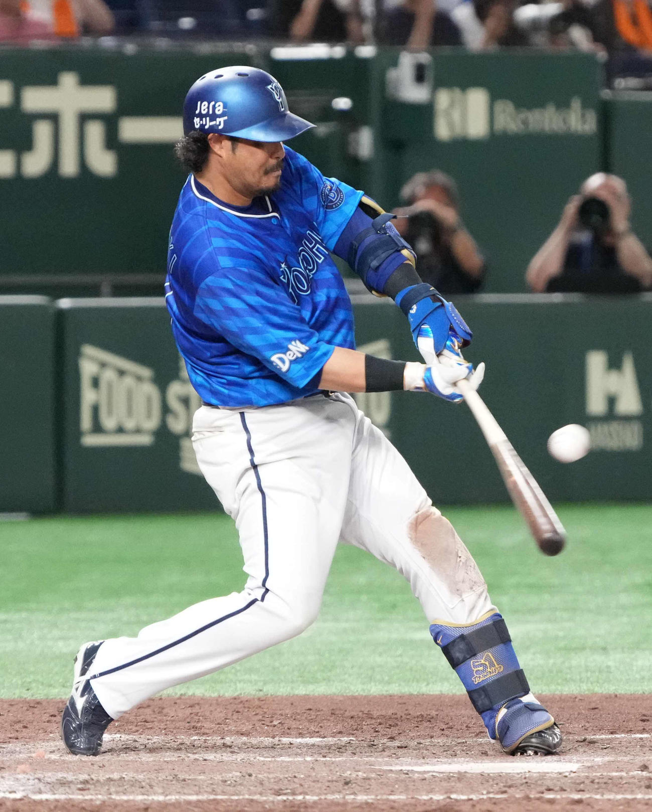 巨人対DeNA 5回表DeNA1死一、三塁、宮崎は中適時打を放つ（撮影・小沢裕）
