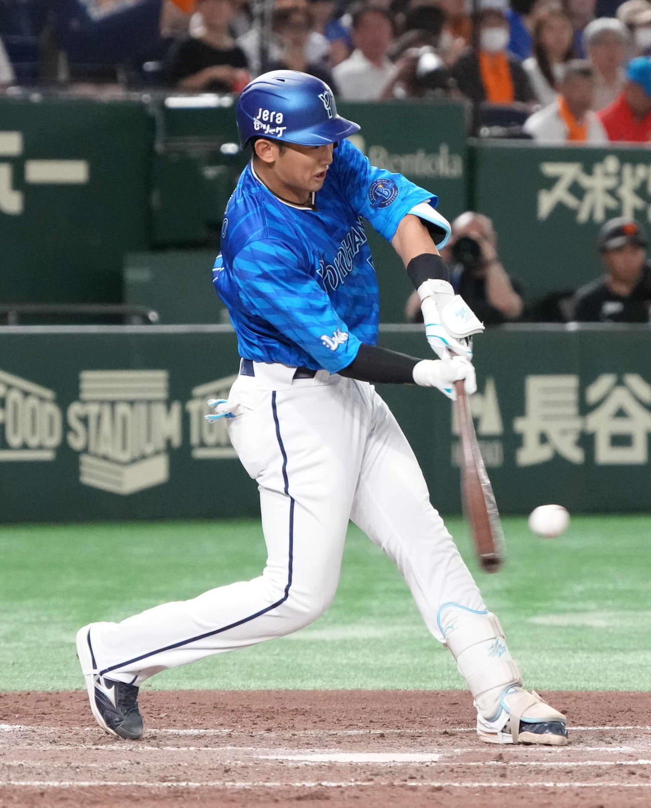巨人対DeNA 5回表DeNA1死一、二塁、山本は勝ち越しの左適時二塁打を放つ（撮影・小沢裕）