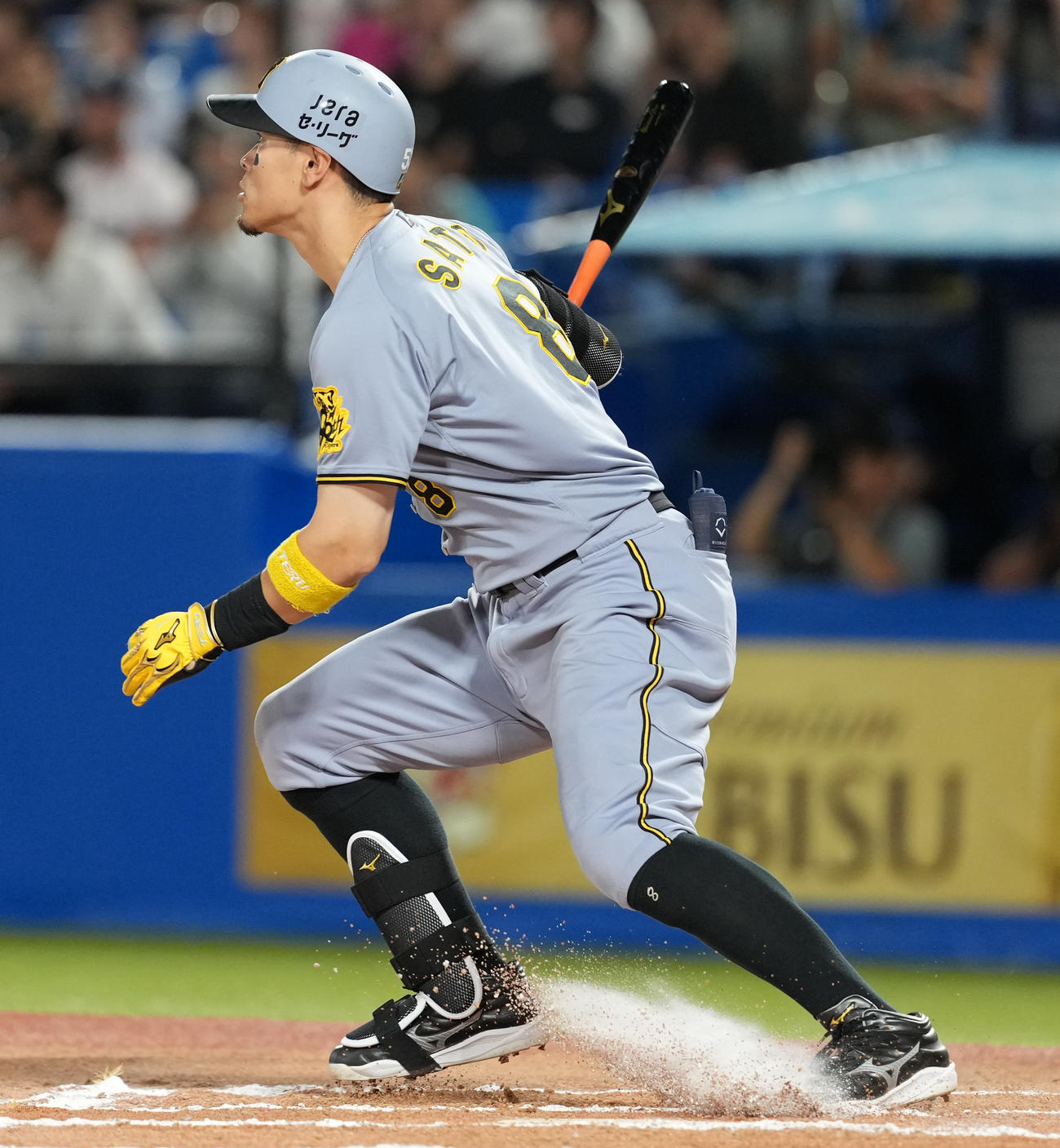 ヤクルト対阪神　10回表阪神2死二塁、右越え適時二塁打を放つ佐藤輝（撮影・清水貴仁）