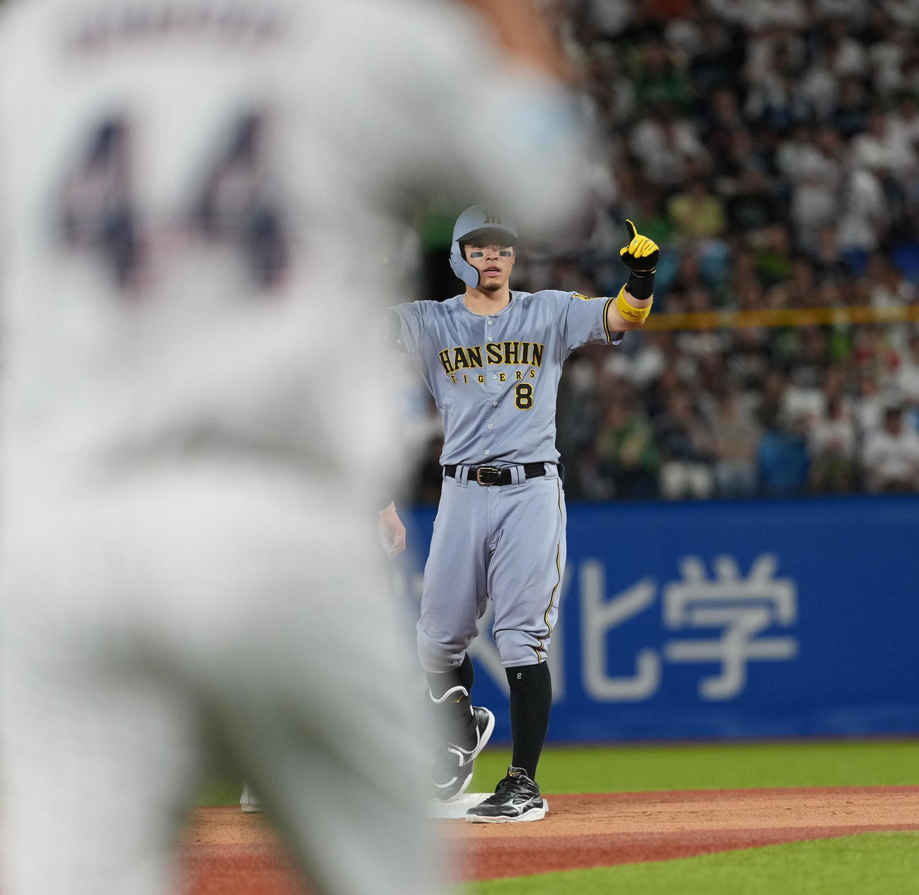 ヤクルト対阪神　10回表阪神2死二塁、右越え適時二塁打を放ち塁上でポーズを決める佐藤輝（撮影・清水貴仁）