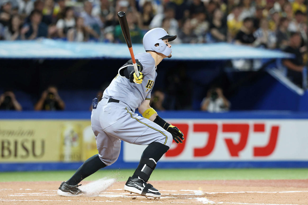 ヤクルト対阪神　10回表阪神2死二塁、右適時二塁打を放つ佐藤輝（撮影・宮地輝）