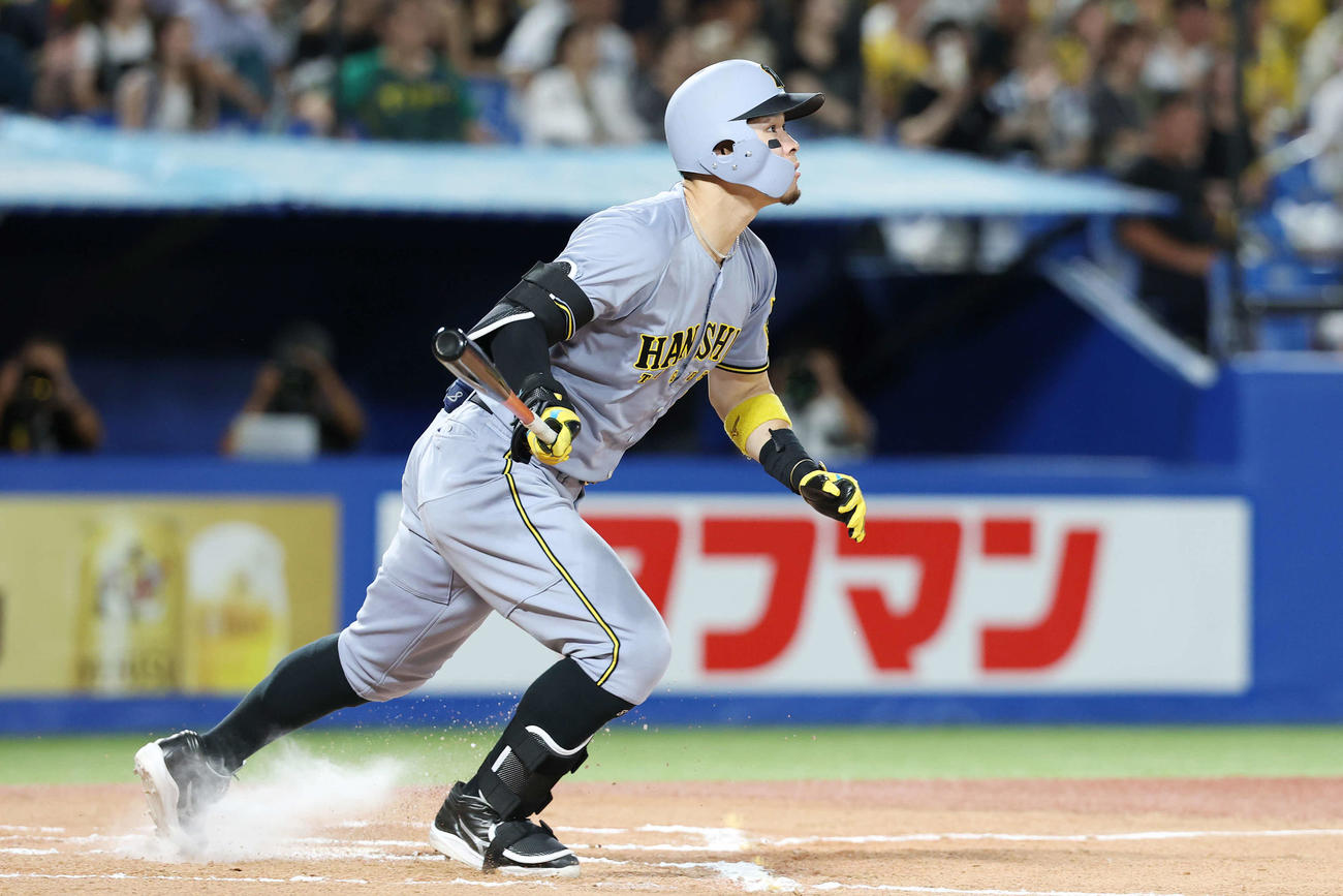 ヤクルト対阪神　10回表阪神2死二塁、右適時二塁打を放つ佐藤輝（撮影・宮地輝）